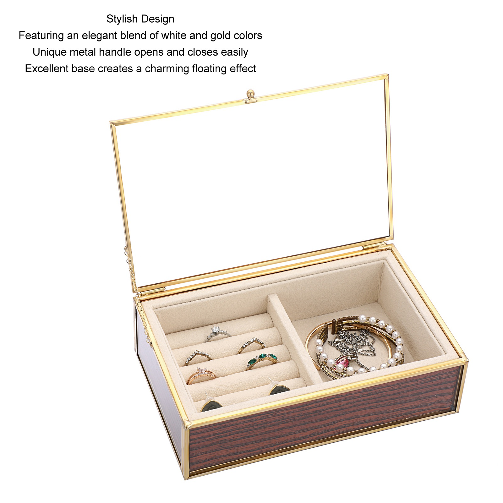 Eine offene Schmuckschatulle mit Ringen, einem Armband und anderem Schmuck. Die Box hat einen Glasdeckel.