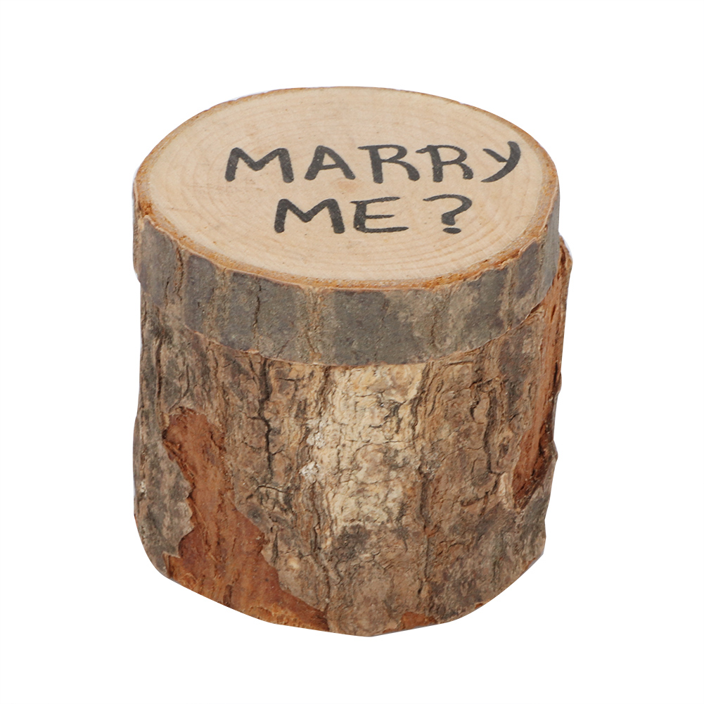 Ringbox aus Holz mit Rinde. Aufschrift: MARRY ME?
