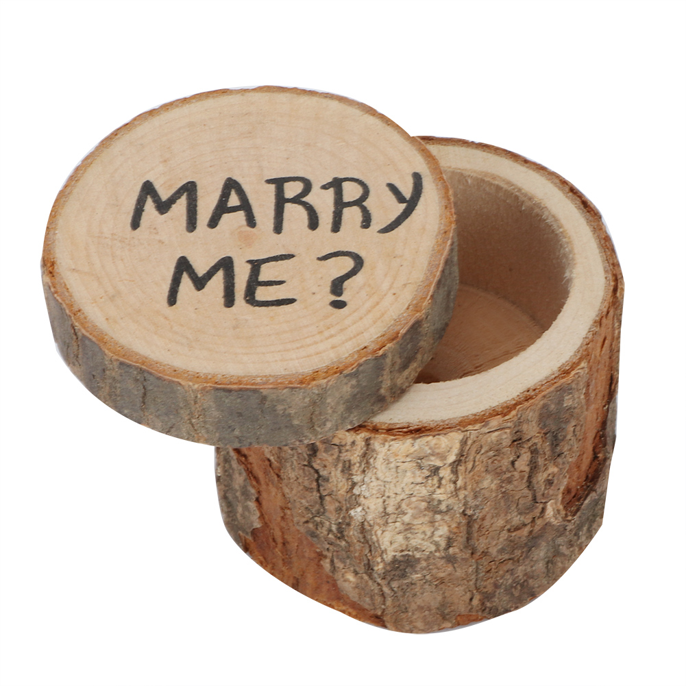 Geöffnete Ringbox aus Holz. Text: Willst du mich heiraten?