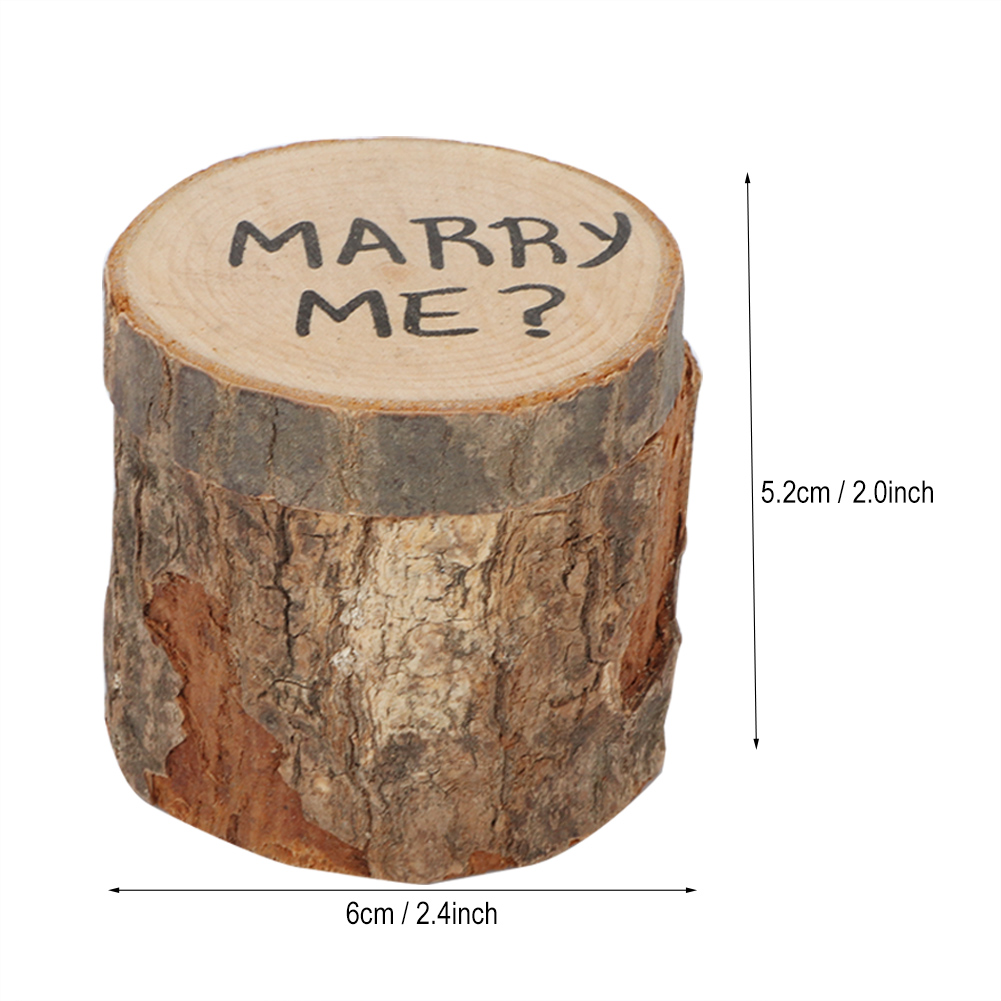 Ringbox aus Holz, zylindrische Form mit Rinde. Aufschrift: MARRY ME?