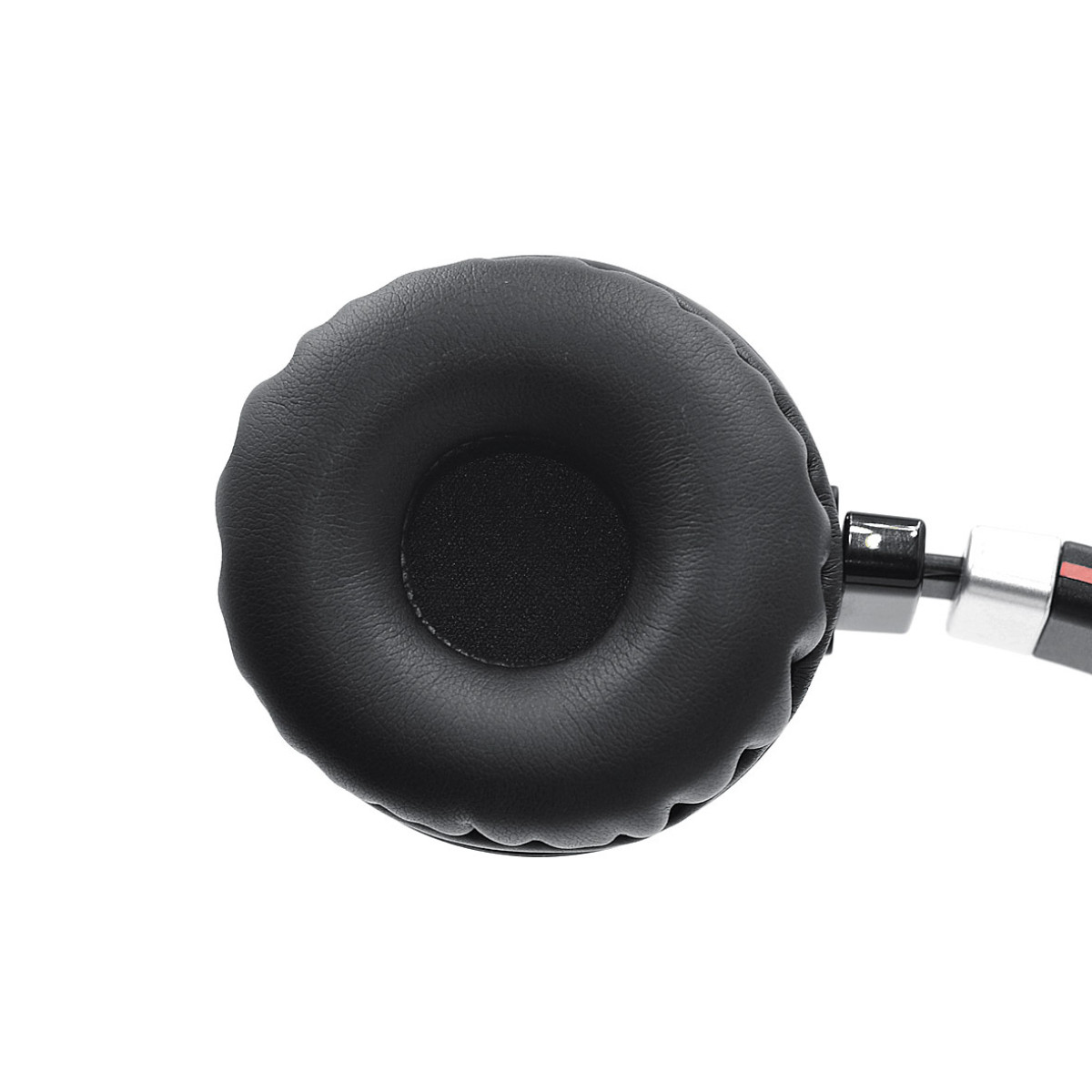 Un primo piano di un padiglione auricolare nero per cuffie, con un cuscinetto nero.