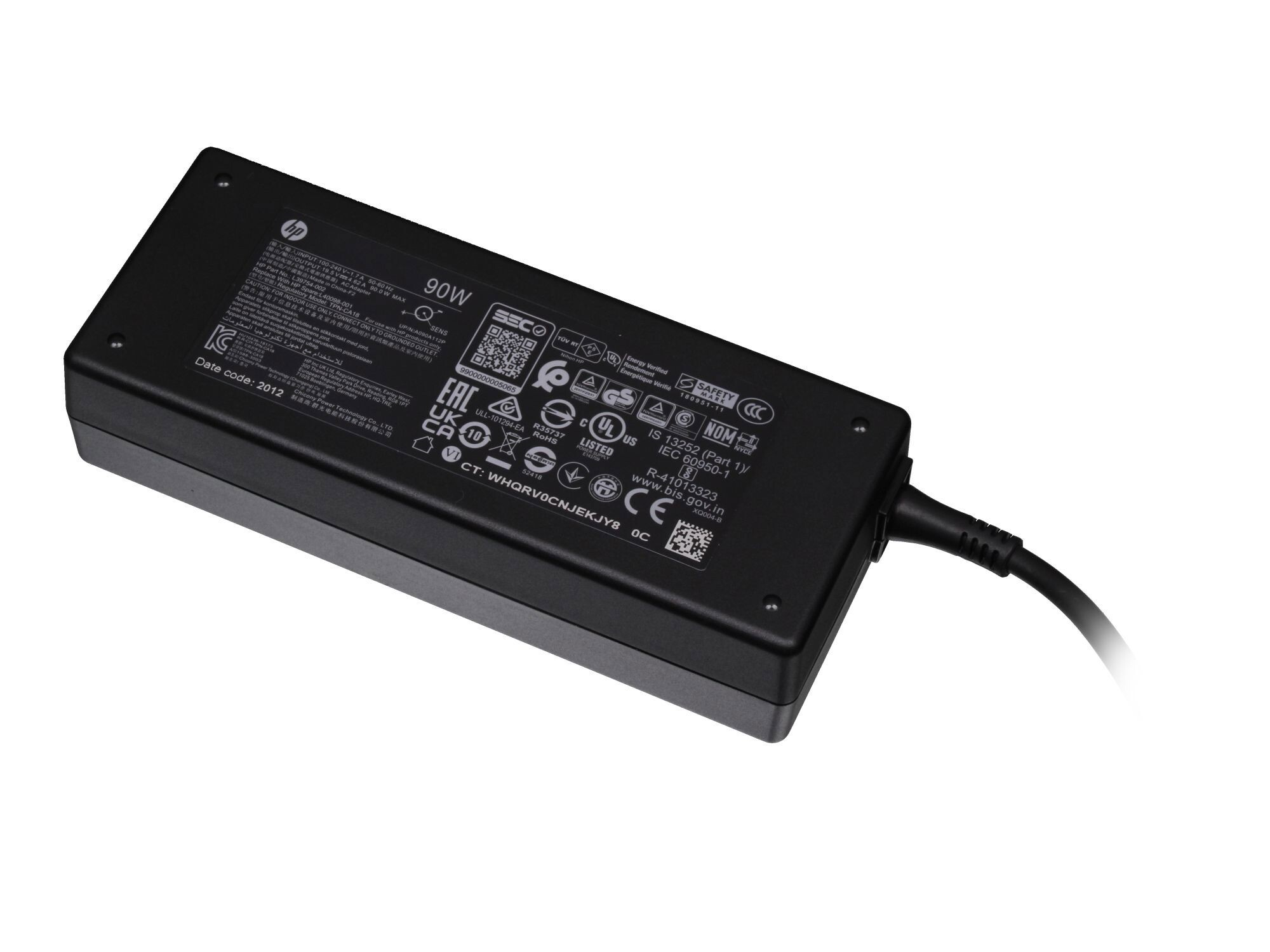 Ein schwarzes HP 90W AC-Netzteil mit Netzkabel, Etiketten und regulatorischen Informationen.