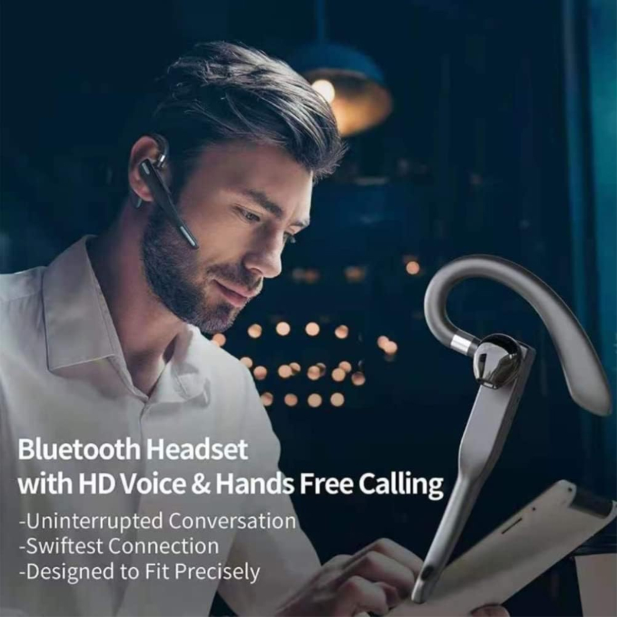 Ein Mann mit Kopfhörer, der ein Tablet hält. Text hebt Funktionen wie HD Voice und Freisprechen hervor.