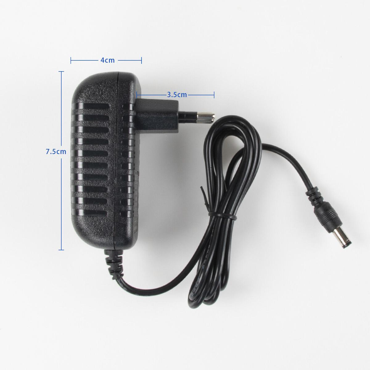 Ein schwarzes Netzteil mit in Zentimetern beschrifteten Abmessungen. Es hat einen Stecker und einen DC-Anschluss.