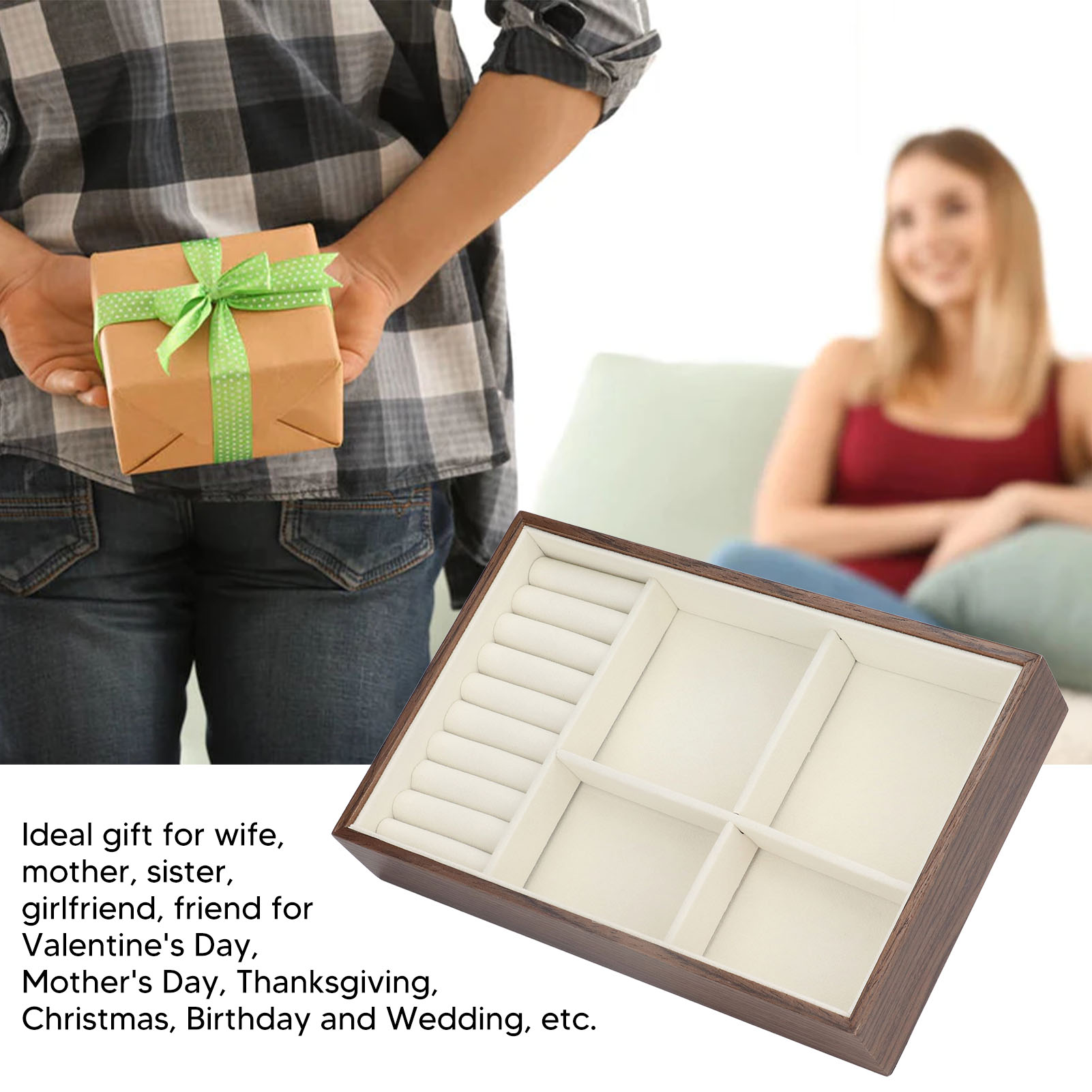 Schmuckkästchen mit Fächern. Mann hält Geschenkbox dahinter. Frau auf Couch im Hintergrund.