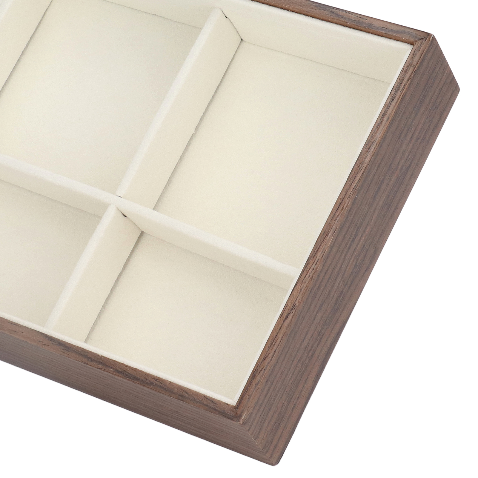 Organizer aus Holz für Schmuckschatulle, leer. Es hat Fächer, um Ringe und andere Schmuckstücke aufzunehmen.
