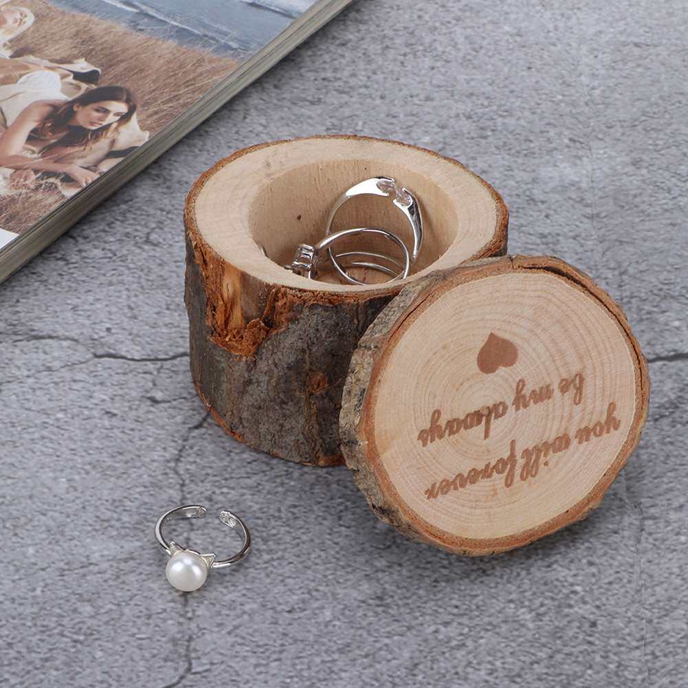 Ringbox aus Holz mit Herz und Text 'you will forever be my always'. Ringe innen und ein Ring außen.