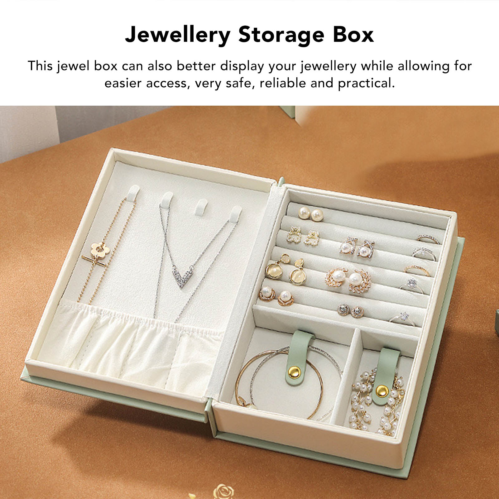 Offene Schmuckaufbewahrungsbox mit ausgestellten Halsketten, Ohrringen, Ringen und Armbändern.