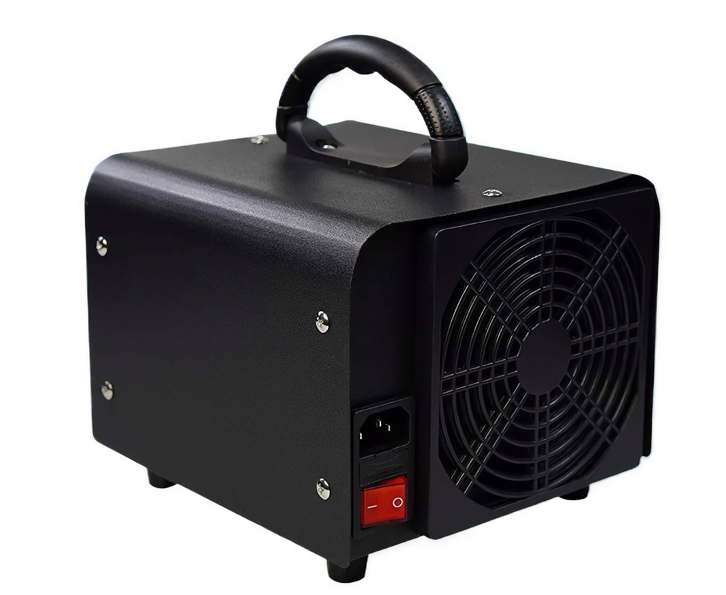 Schwarzer Ozongenerator mit Griff und Lüfter. Hat einen Stromeingang und einen roten Netzschalter.
