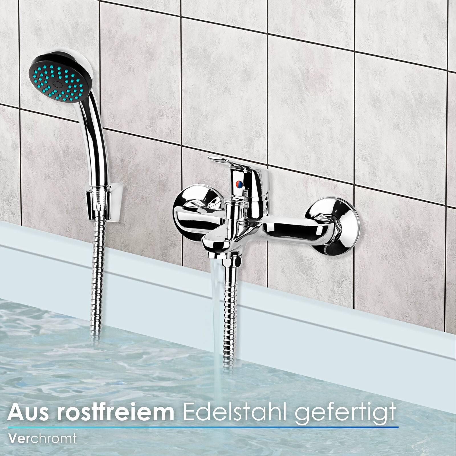 Eine verchromte Armatur und Duschkopf in einem gefliesten Badezimmer mit Wasser.