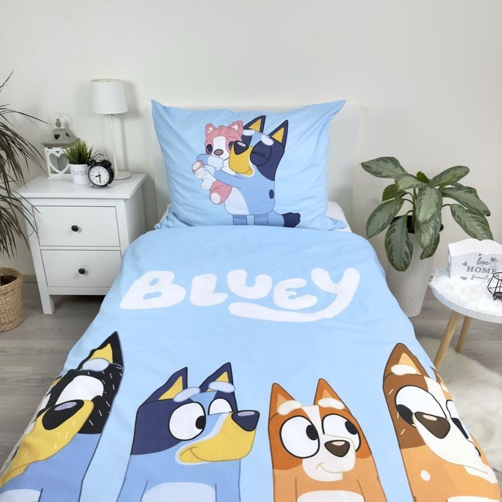 Bettwäscheset im Bluey-Design mit Comicfiguren und dem Wort „Bluey“.