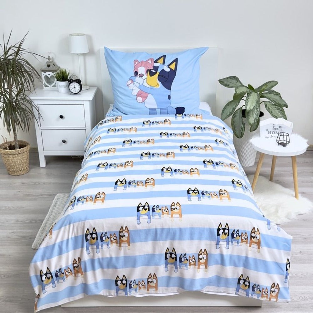 Bluey-Bettwäsche mit Streifen und Bluey-Charakteren. Ein Nachttisch ist sichtbar.