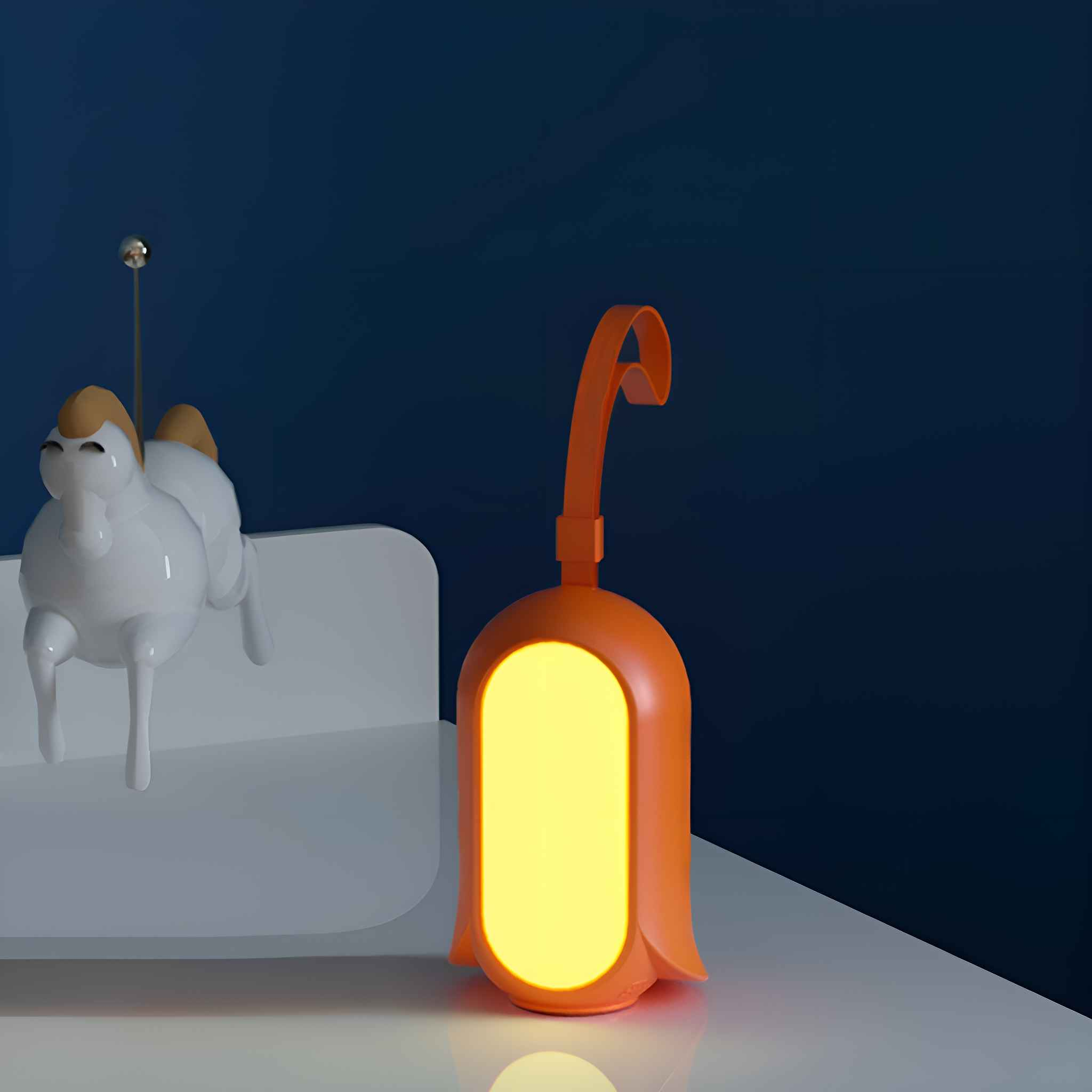 Ein orangefarbenes Nachtlicht neben einem Karussellpferdspielzeug auf einem weißen Tisch vor einem dunkelblauen Hintergrund.