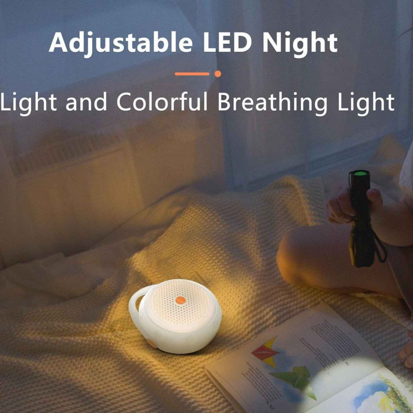 Ein weißes und orangefarbenes Nachtlicht liegt auf einem Bett mit einem Buch. Eine Person hält eine Taschenlampe.