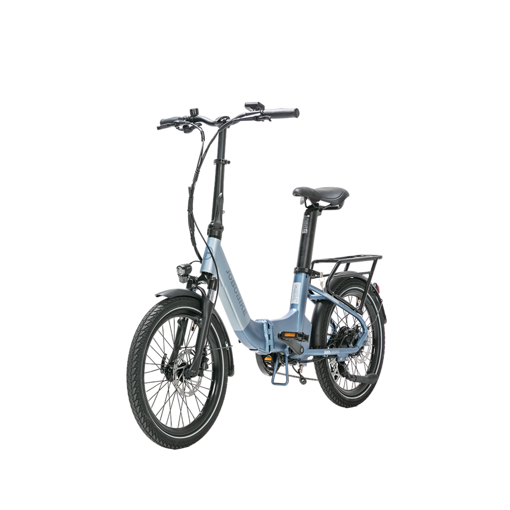 Ein blaues Elektrofahrrad, zusammengeklappt mit schwarzen Reifen und einem weißen Hintergrund.