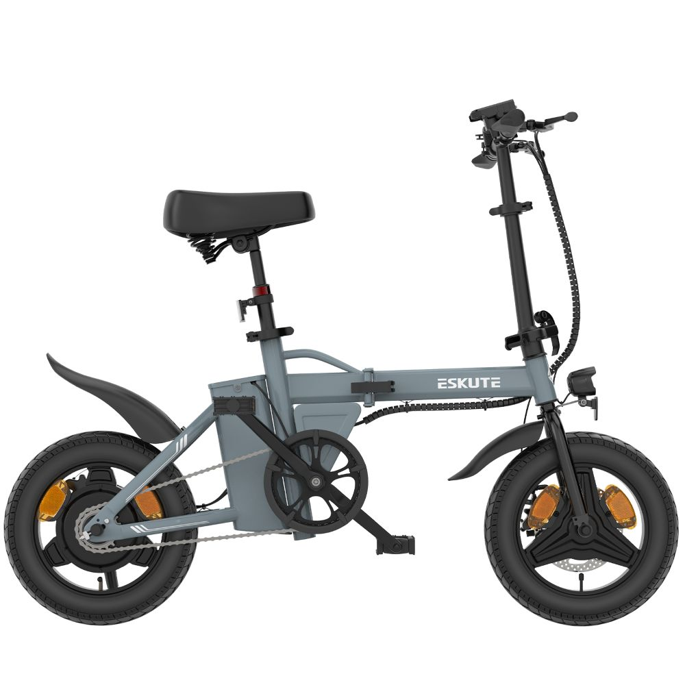 Bicicletta elettrica ESKUTE grigia piegata. Pneumatici neri, dettagli arancioni. Sfondo bianco.