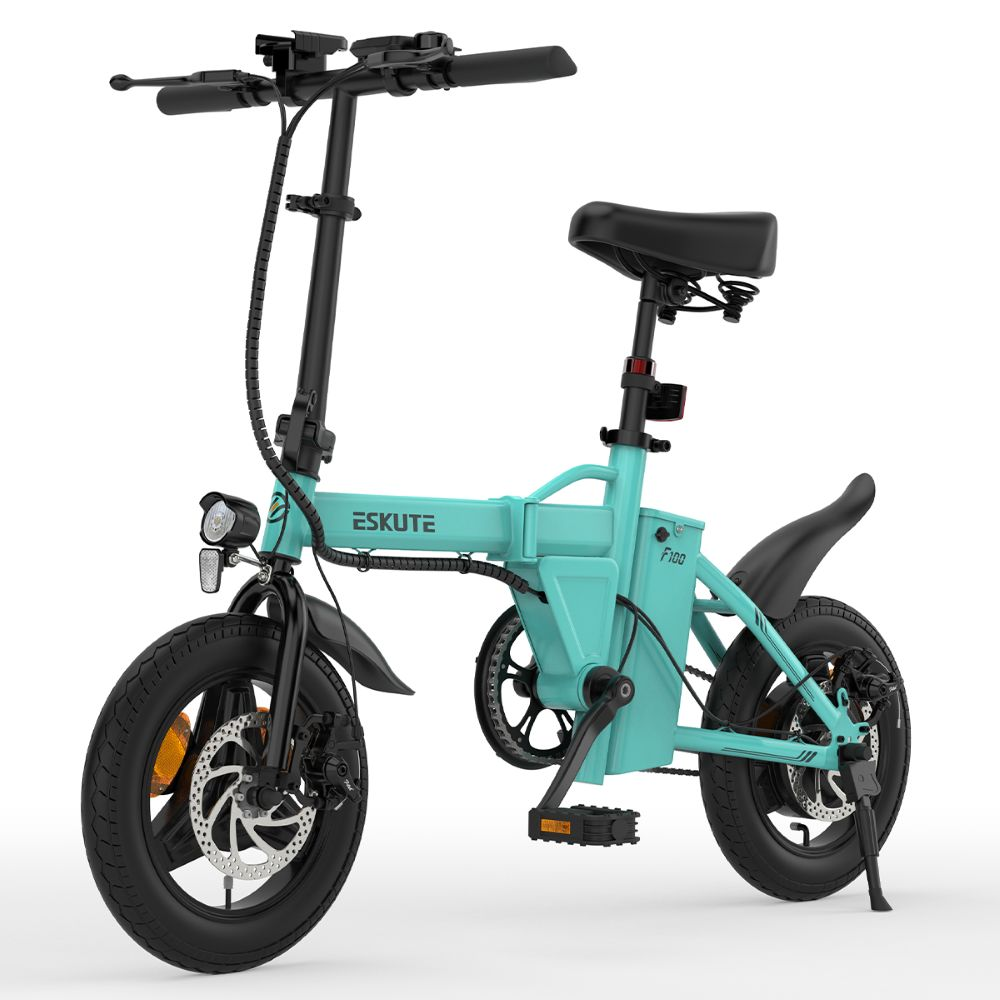 Una bici elettrica turchese, con componenti neri, su sfondo bianco. Ha una luce anteriore e freni a disco.