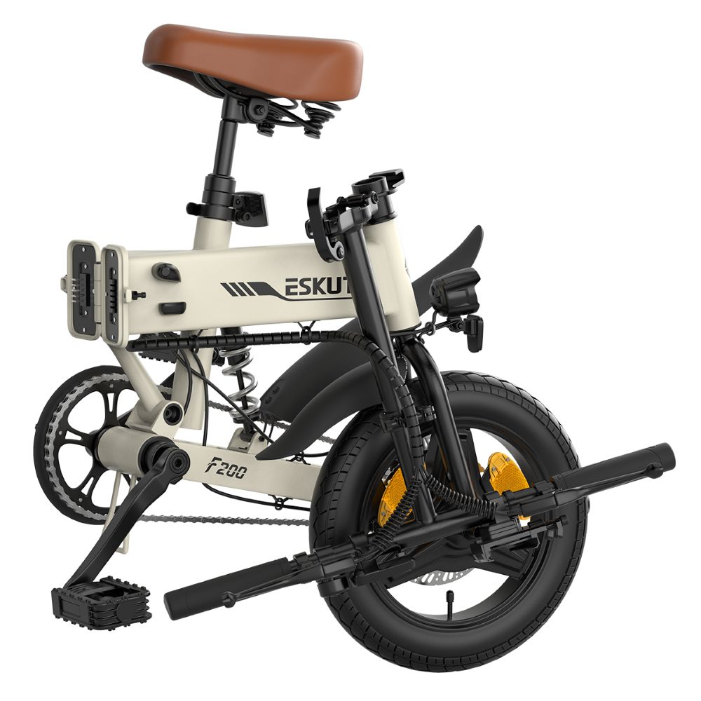 Una bici elettrica piegata con sella e manubrio marroni, pneumatici e componenti neri su sfondo bianco.