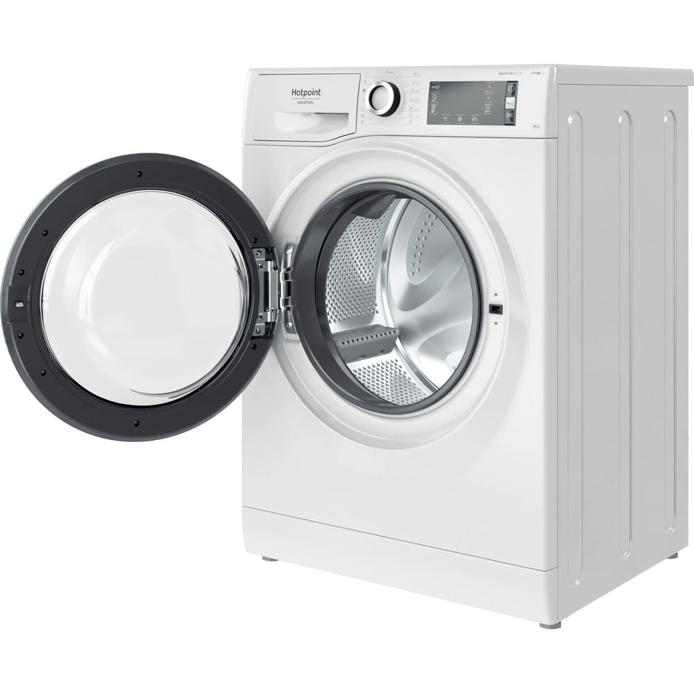 Una lavatrice Hotpoint bianca con lo sportello aperto, che rivela il cestello. La macchina è su sfondo bianco.