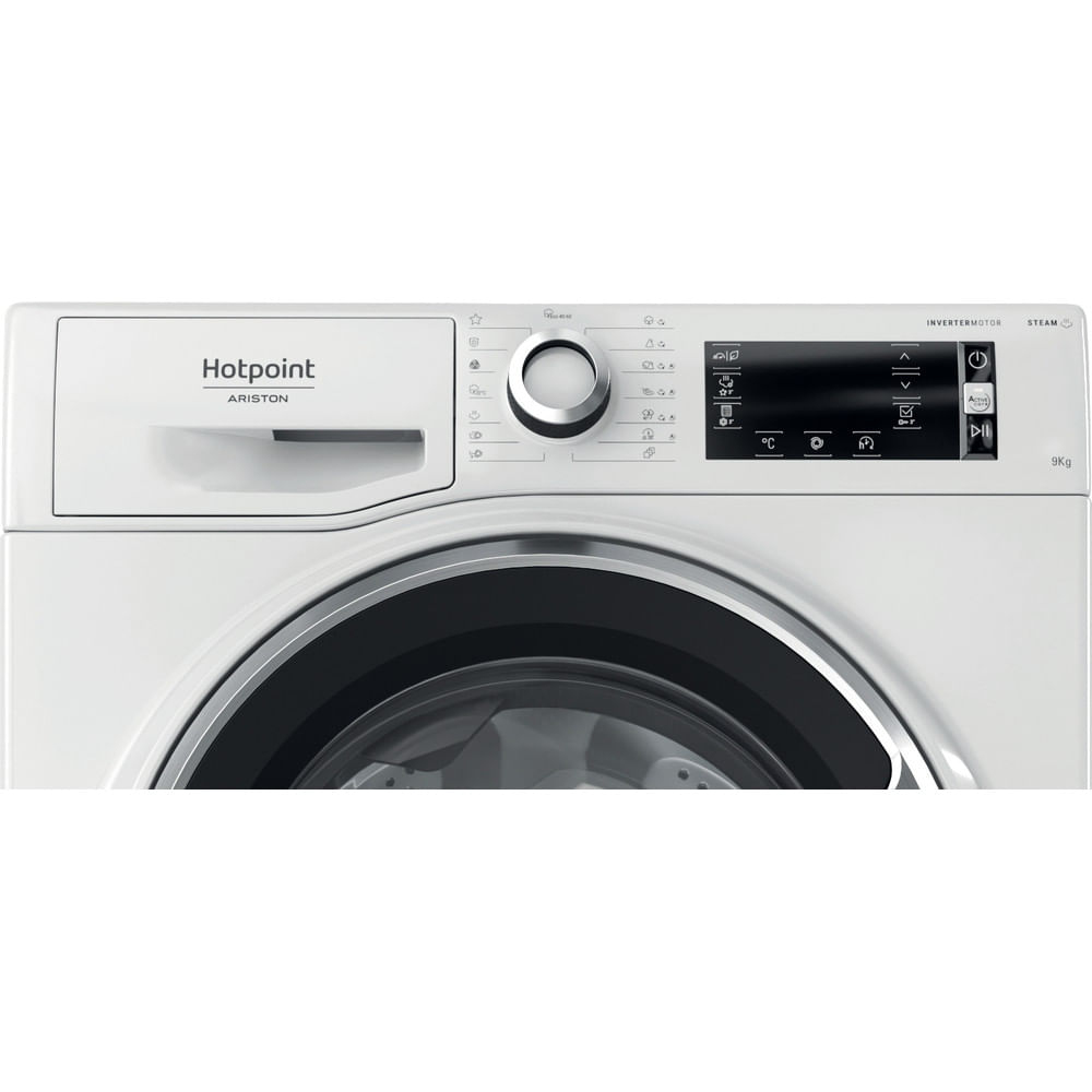 Una lavatrice bianca Hotpoint Ariston ha lo sportello aperto, rivelando un cestello argentato.