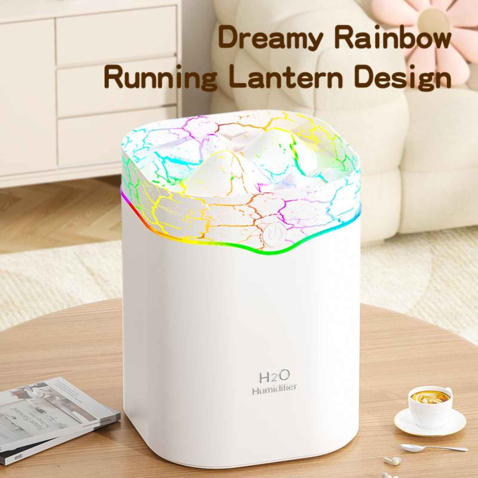 Weißer Luftbefeuchter auf einem Tisch, Nebel steigt auf. Die Oberseite hat ein Regenbogenlicht und ein Rissdesign.