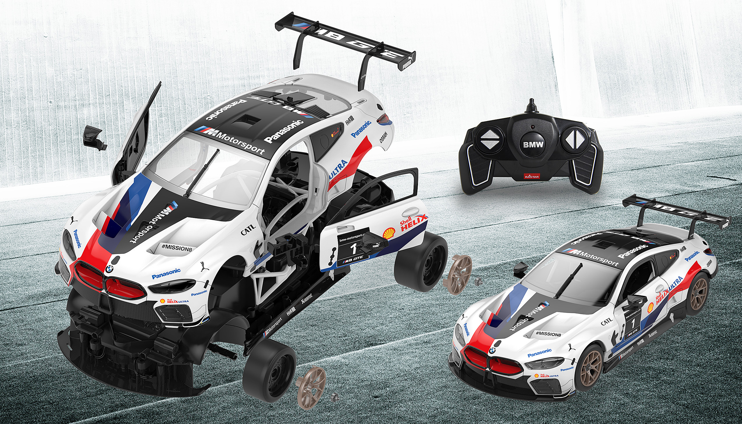 Ein weißes Spielzeugauto wird zusammengebaut, mit Fernbedienung und anderen Teilen auf einer Oberfläche.