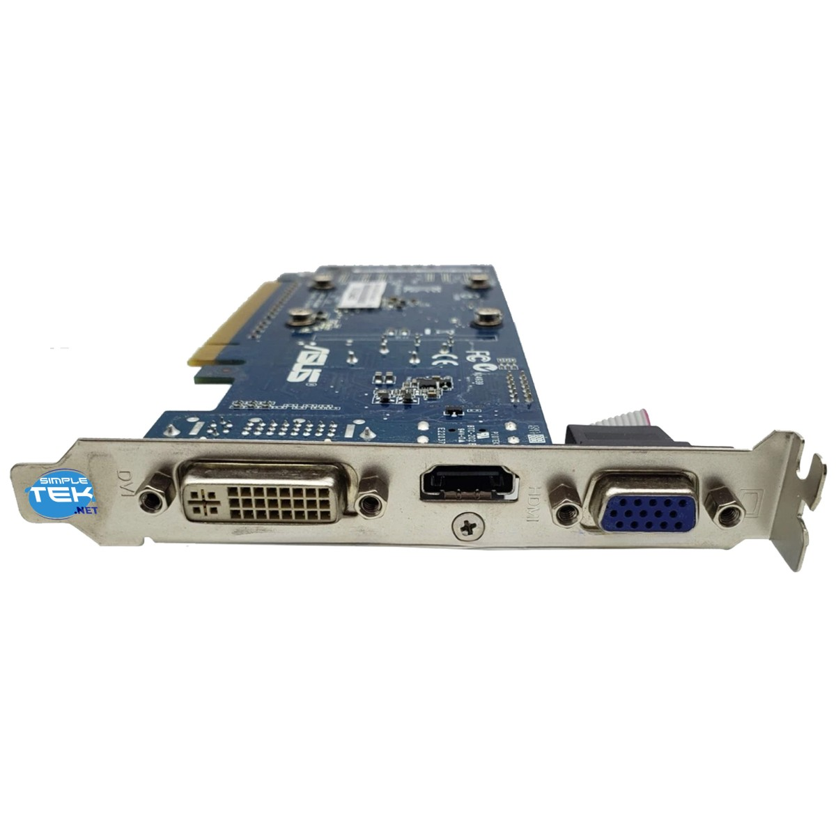 Scheda grafica con porte DVI, HDMI e VGA. Circuito stampato blu. Sfondo bianco.
