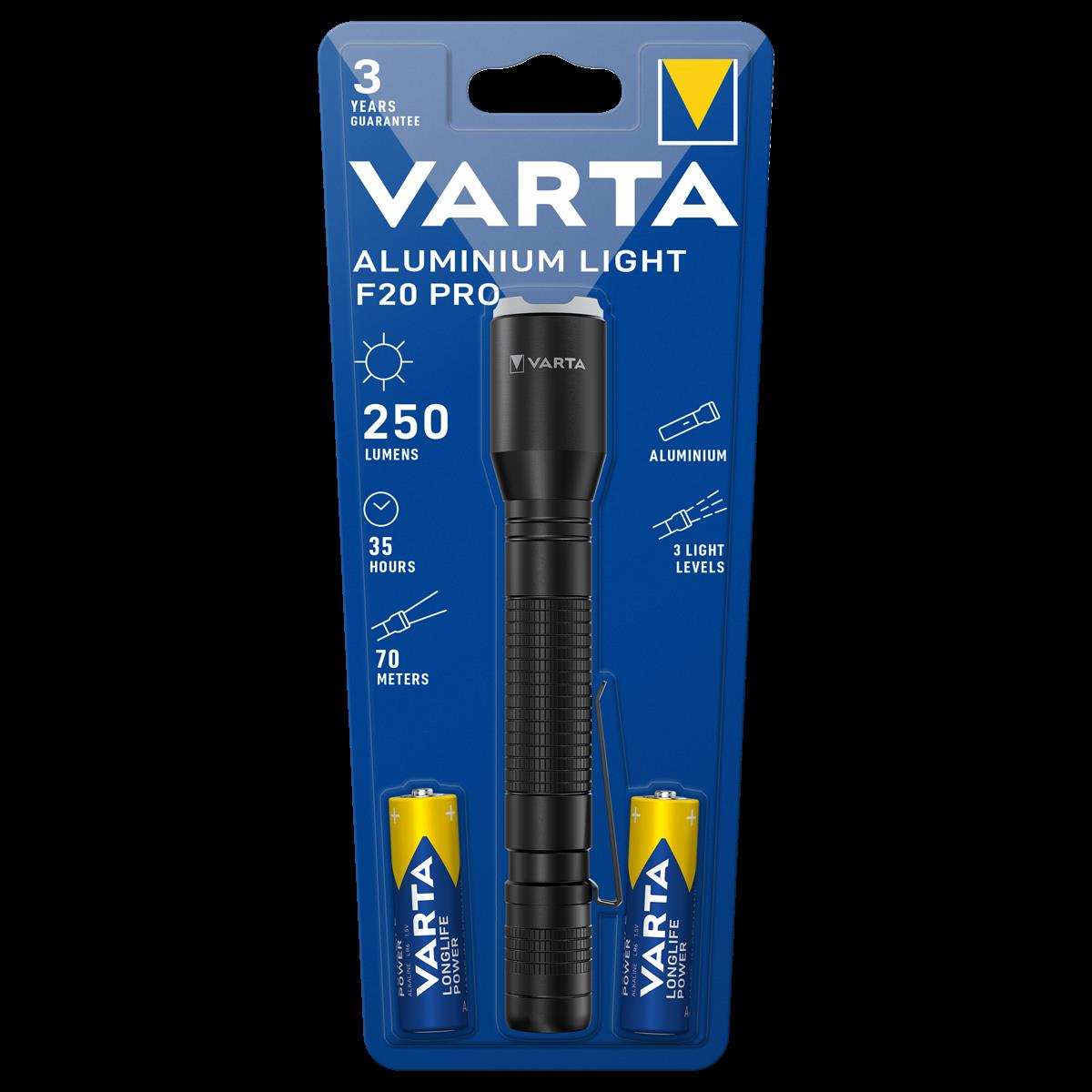 Czarna aluminiowa latarka Varta na niebieskim opakowaniu. Zawiera 250 lumenów, 3 poziomy światła i dwie baterie.