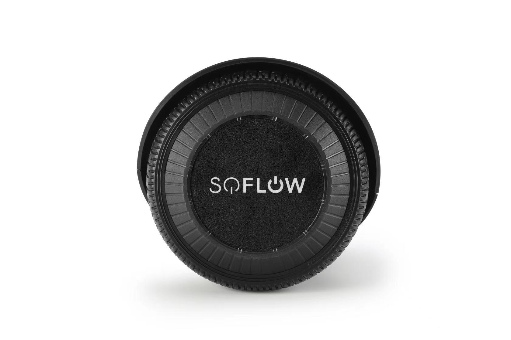 Ein schwarzes Gerät mit dem Text "SOFLOW" darauf, vor weißem Hintergrund.