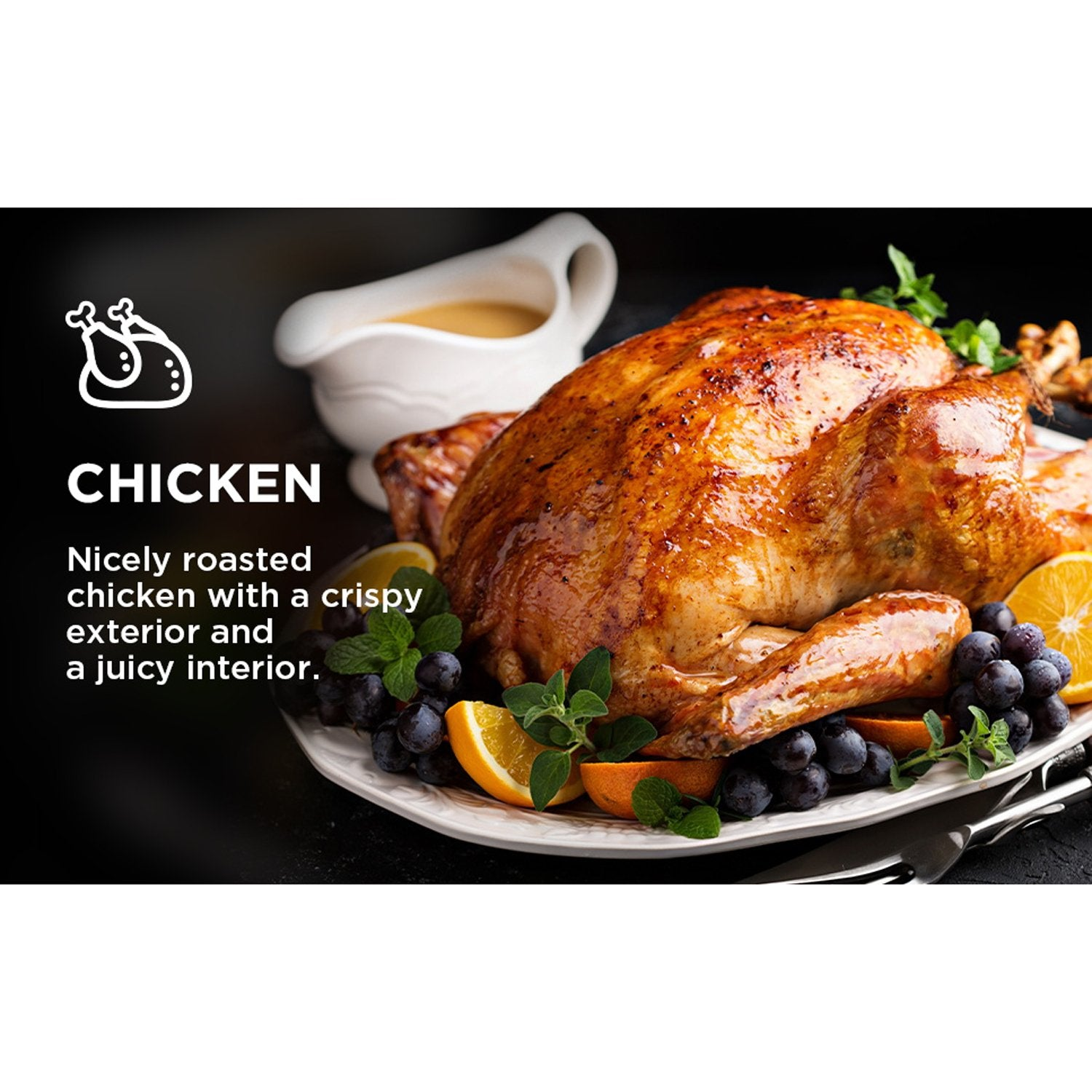 Pieczony kurczak na talerzu z winogronami i plasterkami pomarańczy. Sosjerka w tle. Czarne tło.