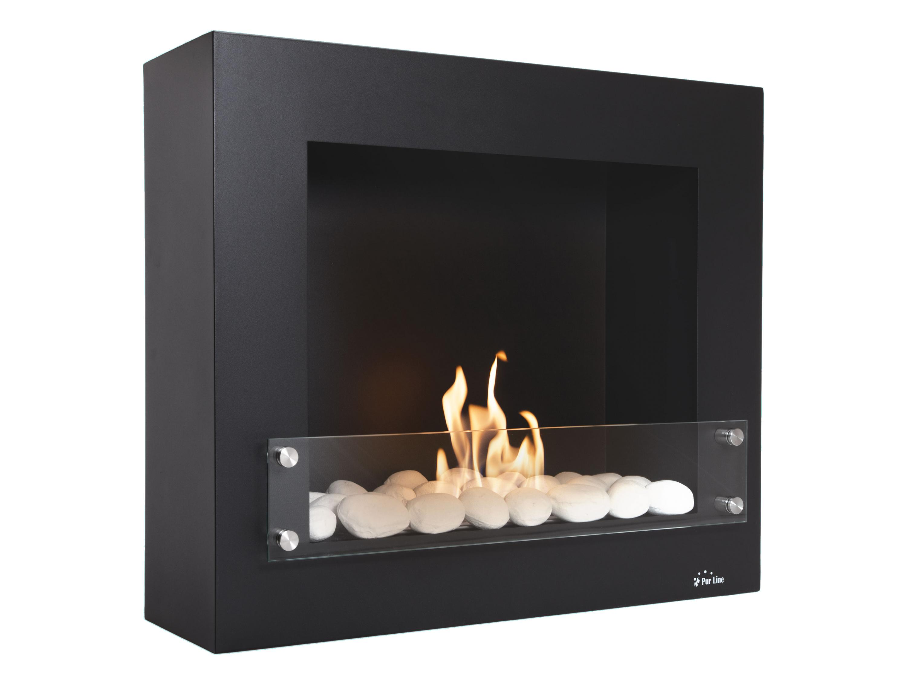 Ein schwarzer Kamin mit Flammen, weißen Steinen und Glasfront.