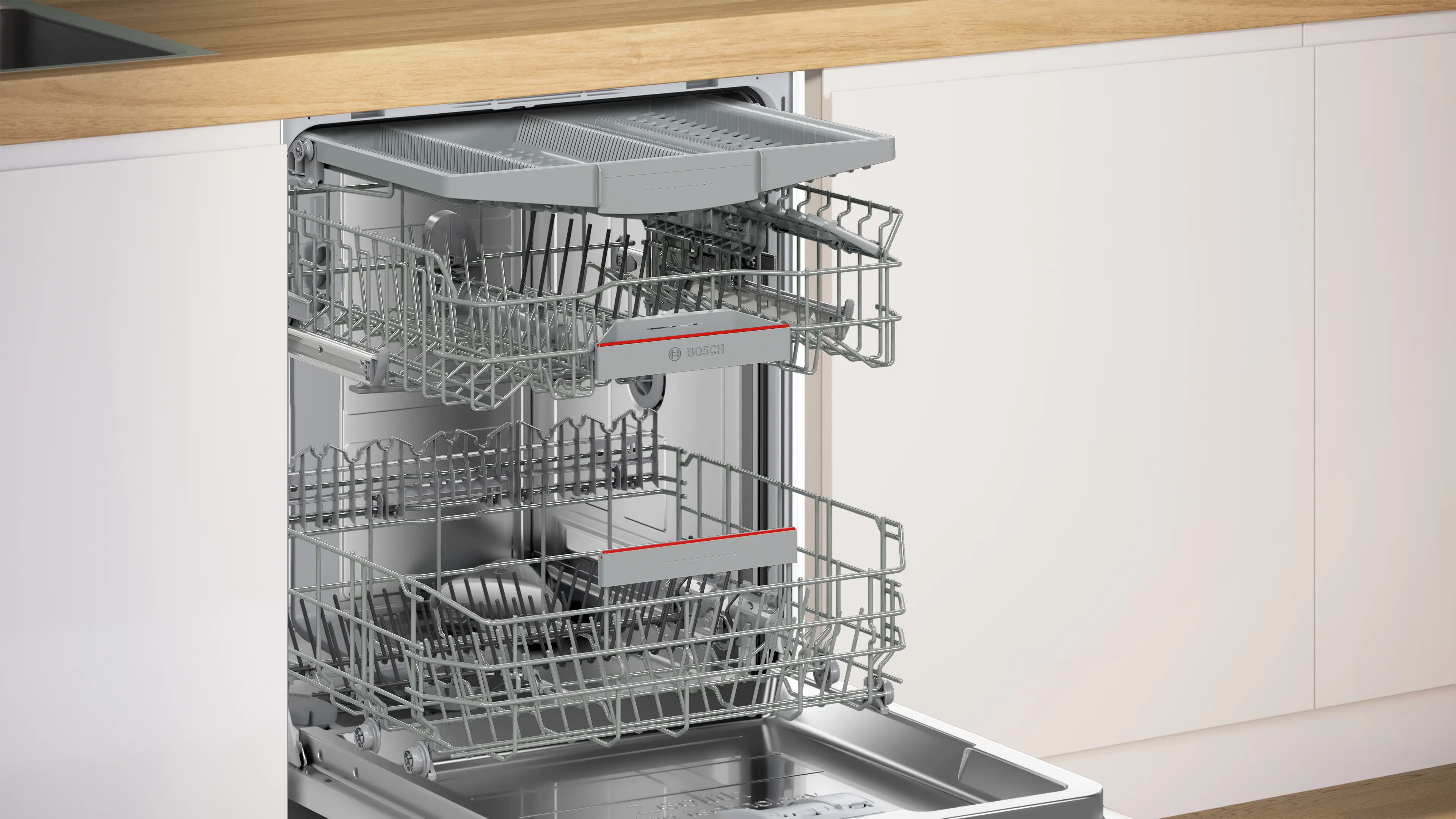 Una lavastoviglie con ante aperte, che mostra i cestelli, con sfondo bianco e in legno.