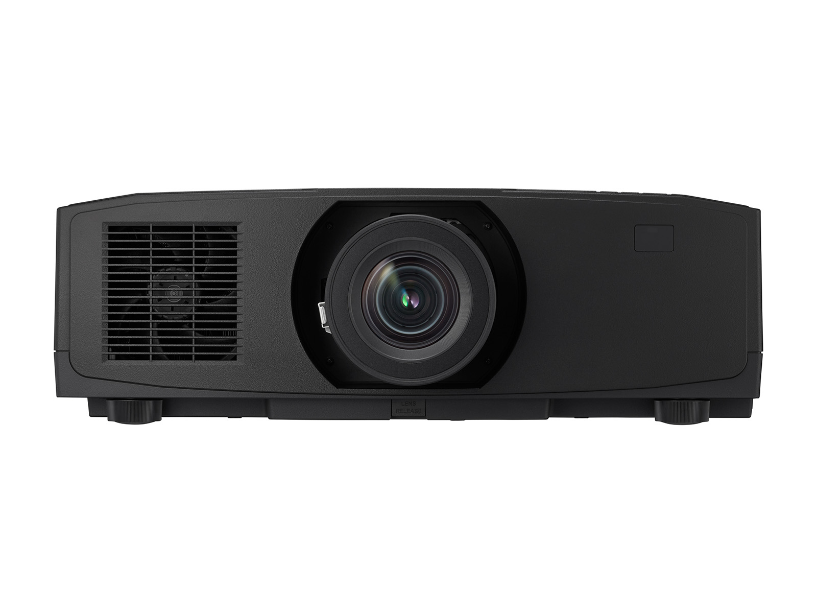 Un proyector negro con una lente grande en el centro y un ventilador en el lado izquierdo.