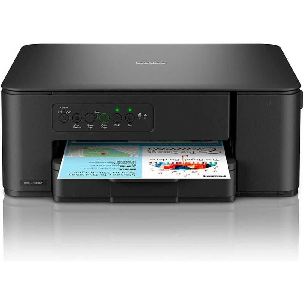 Czarna drukarka Brother drukuje ulotkę. Ma podajnik papieru i przyciski sterowania. Ulotka ma kolorowy tekst.