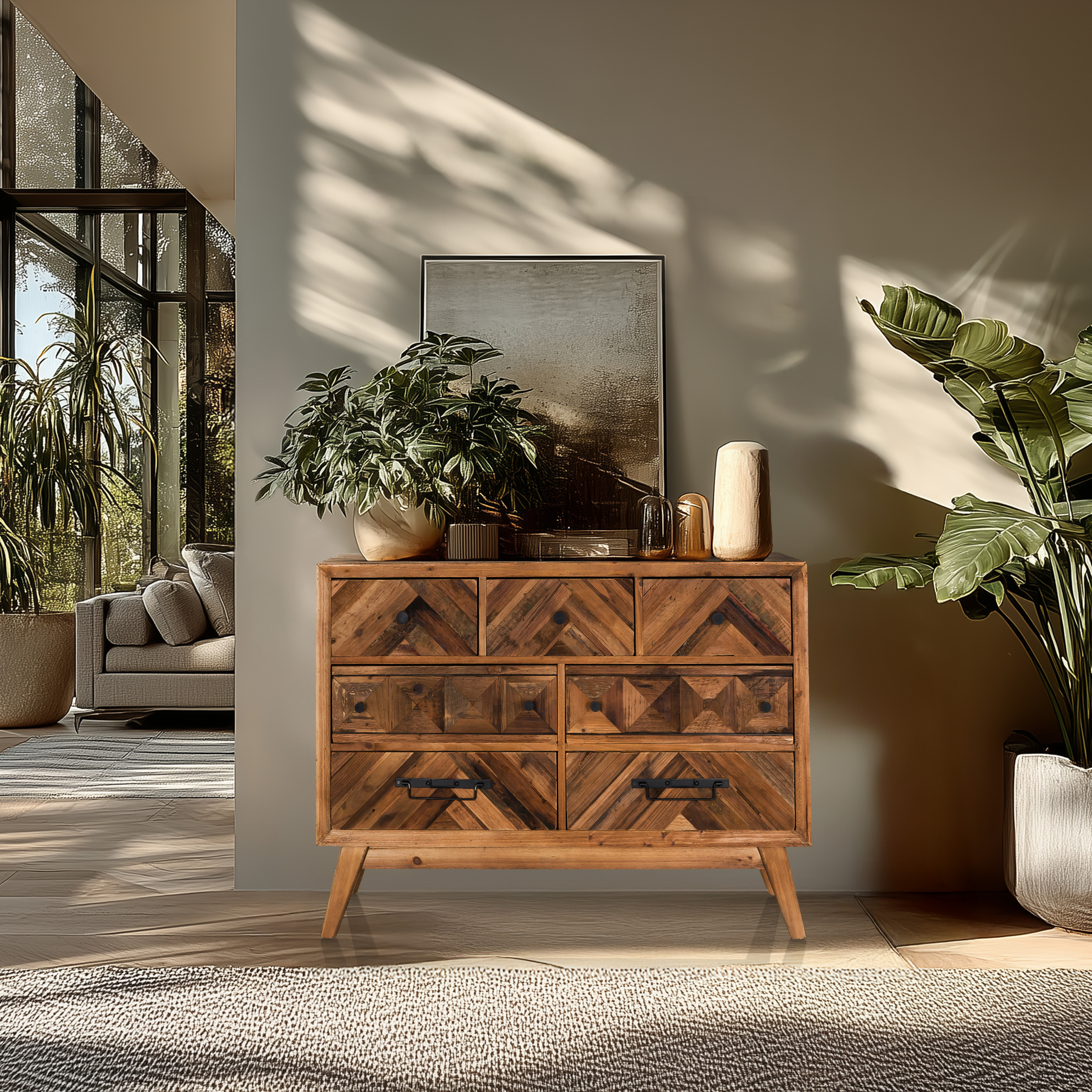 Wohnzimmer mit Holzkommode, Pflanzen und einem großen gerahmten Gemälde.