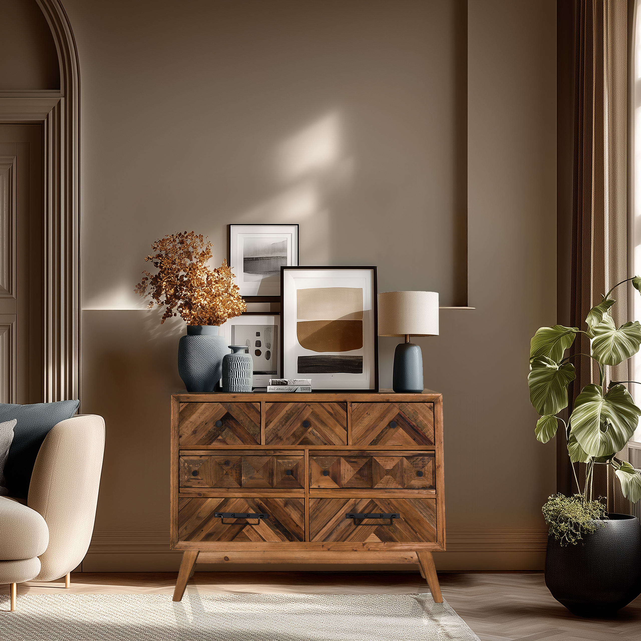 Wohnzimmer mit Holzkommode, Vasen, Tischlampe und gerahmter Kunst.