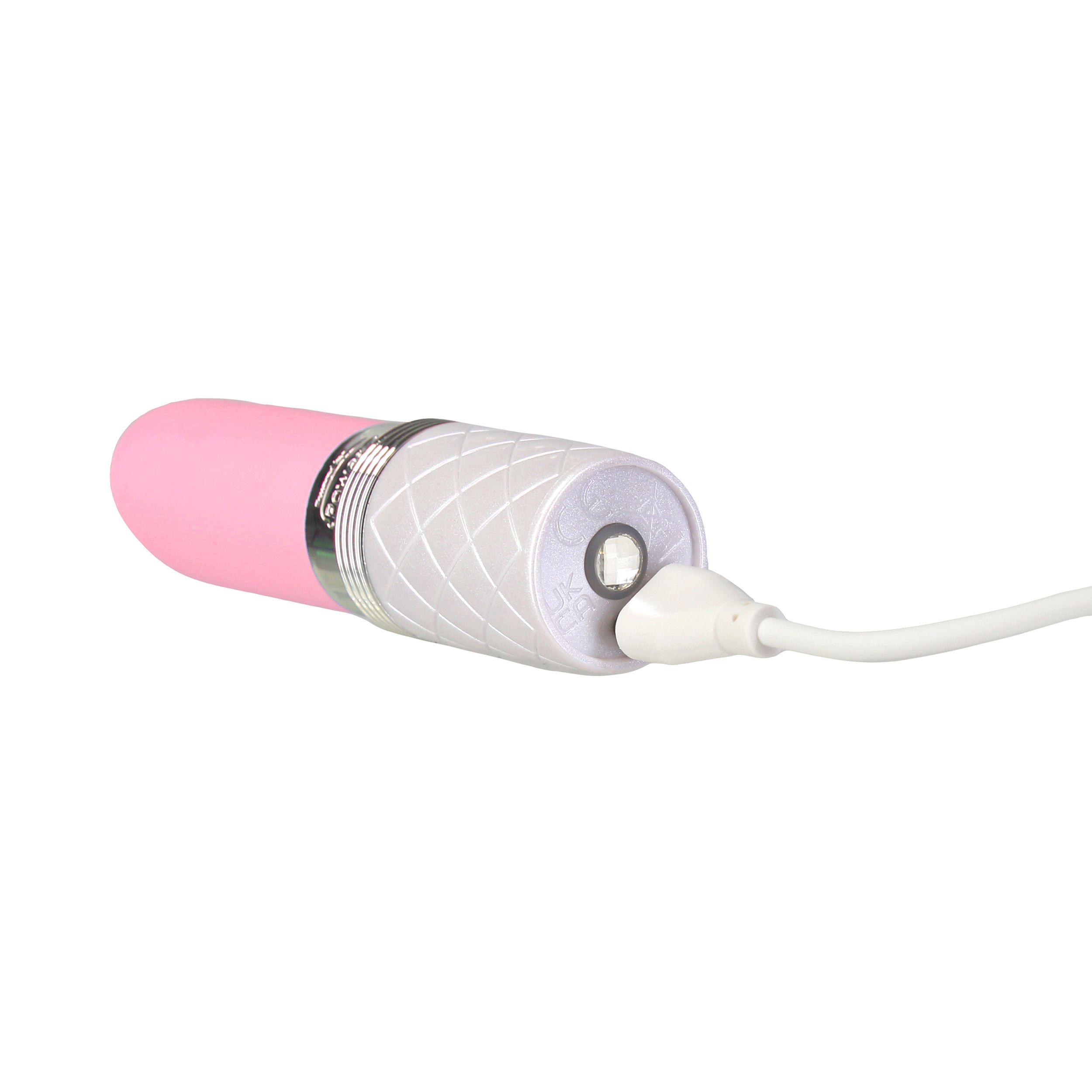Ein rosa-weißer Vibrator mit einem Ladekabel, das in ihn eingesteckt ist, horizontal auf einem weißen Hintergrund liegend.