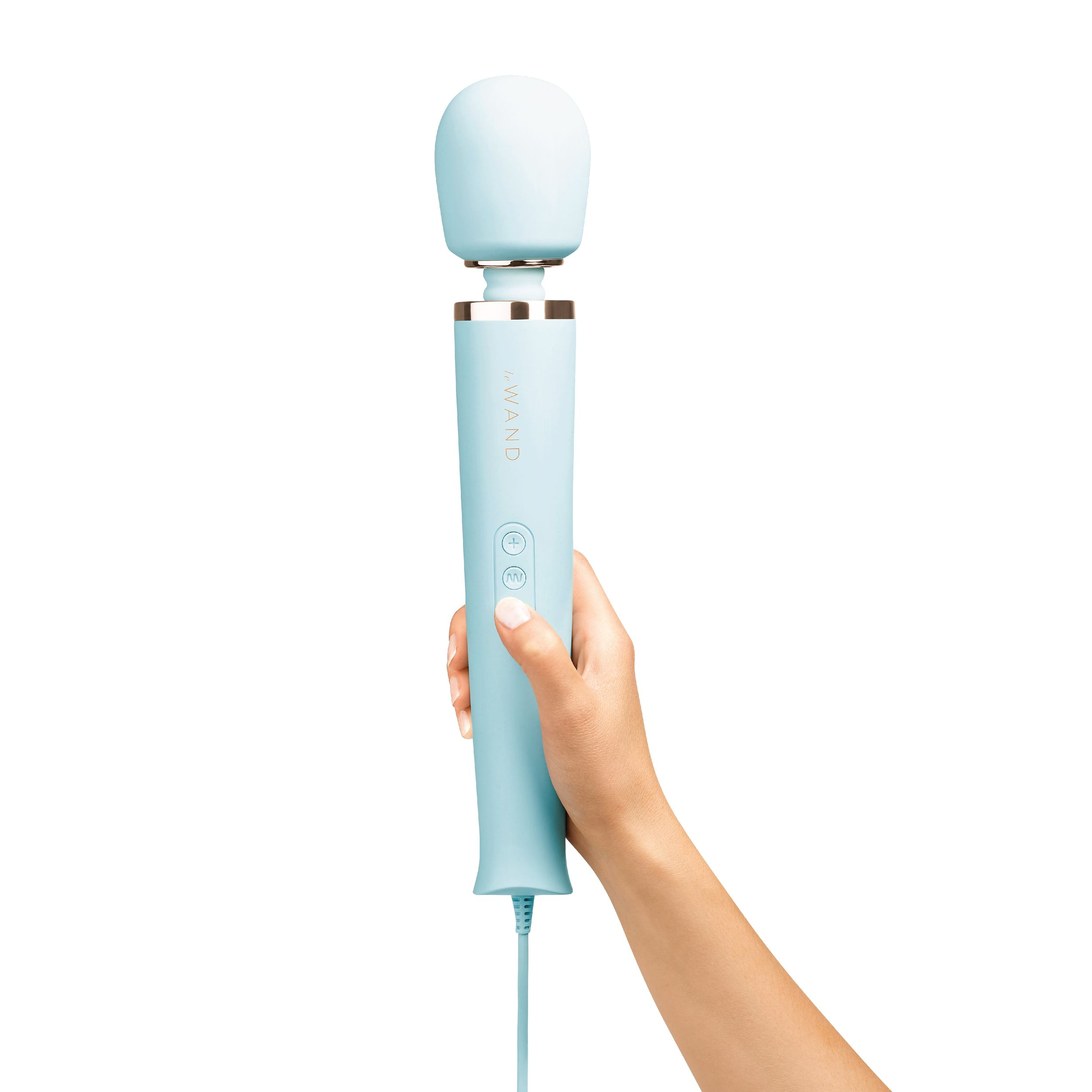 Eine Hand hält einen hellblauen Wand-Vibrator. Der Hintergrund ist weiß.