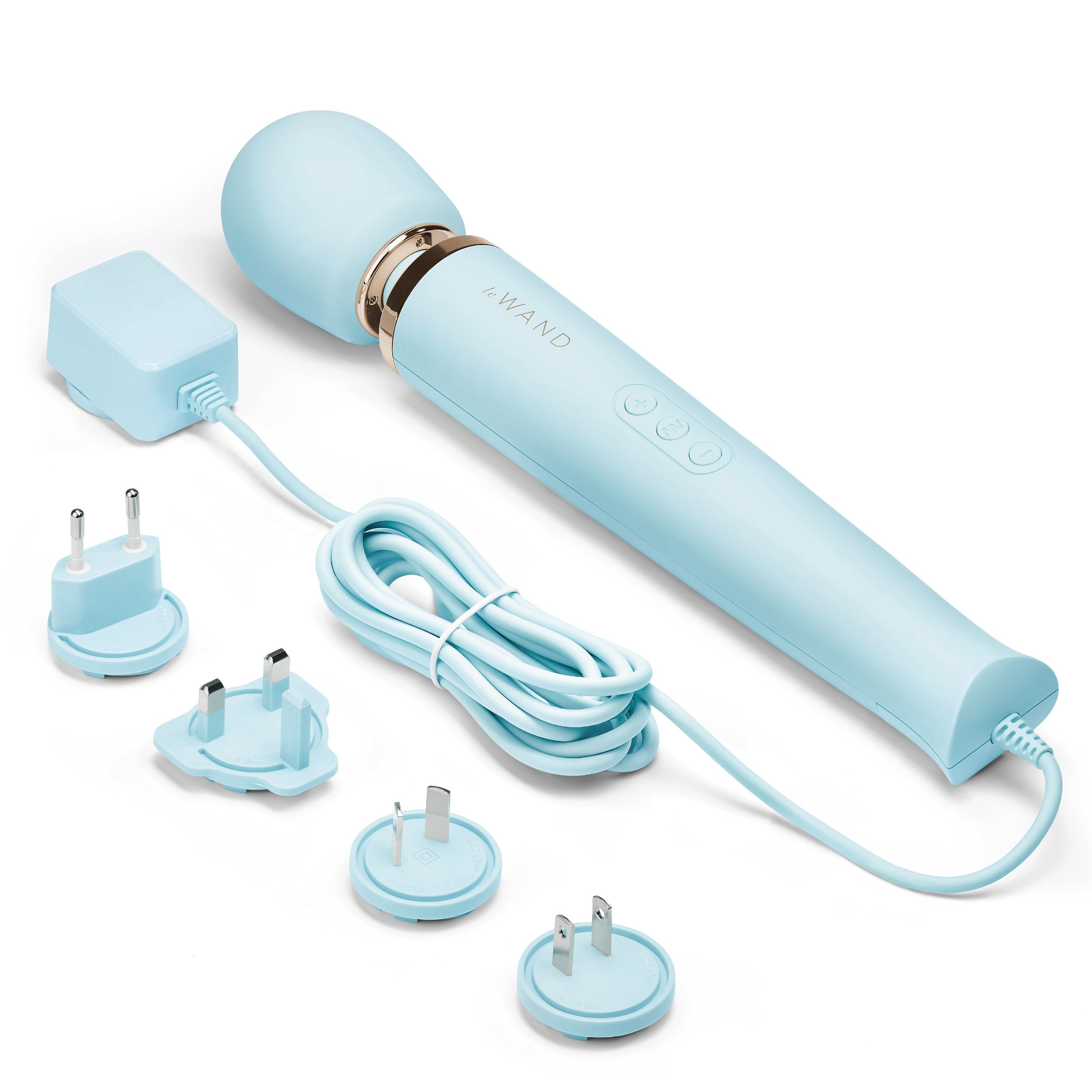 Ein hellblauer Stabvibrator und diverses Ladezubehör sind auf einer weißen Oberfläche ausgebreitet.