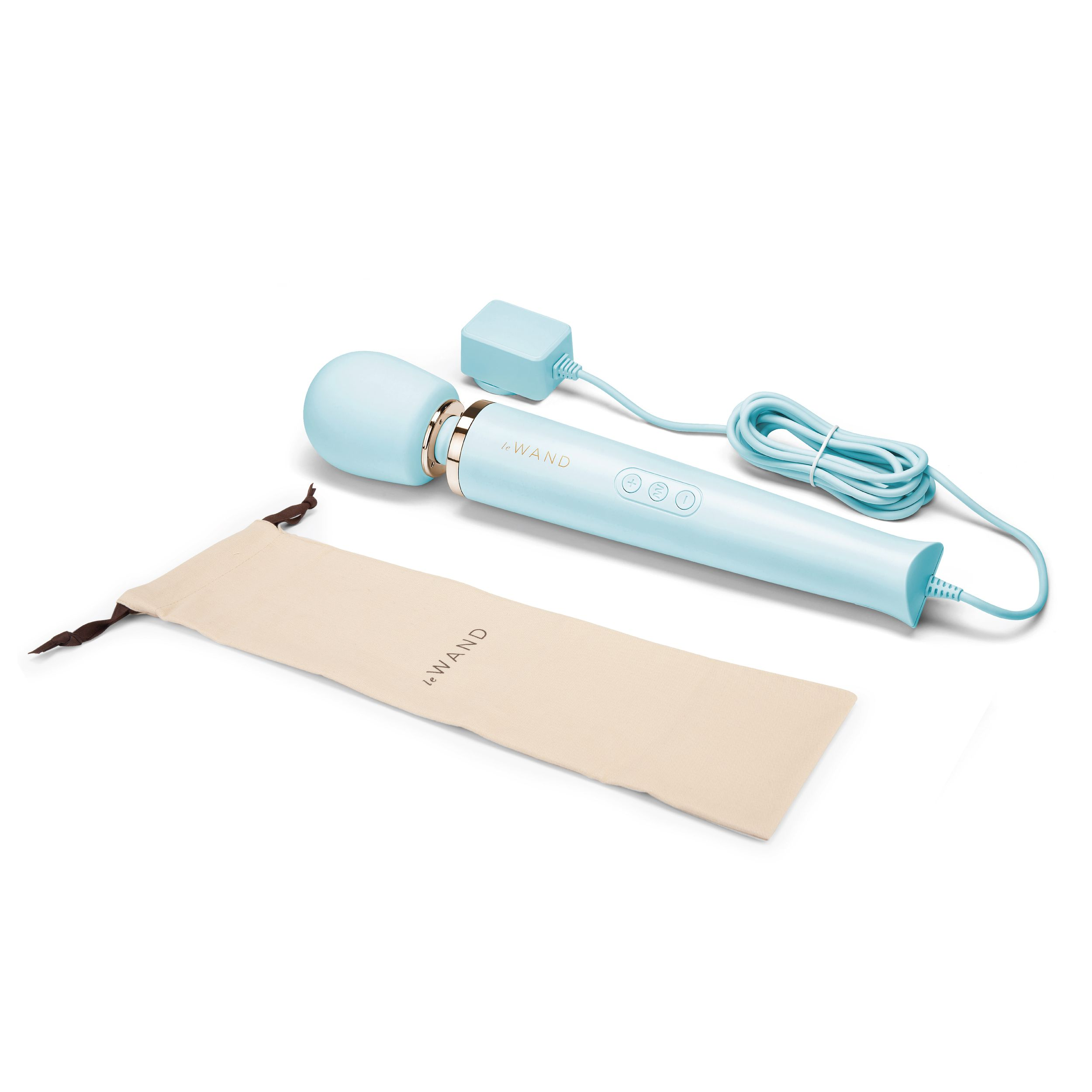 Ein hellblauer Wand-Vibrator, Zubehör und ein beiger Beutel auf weißem Untergrund.