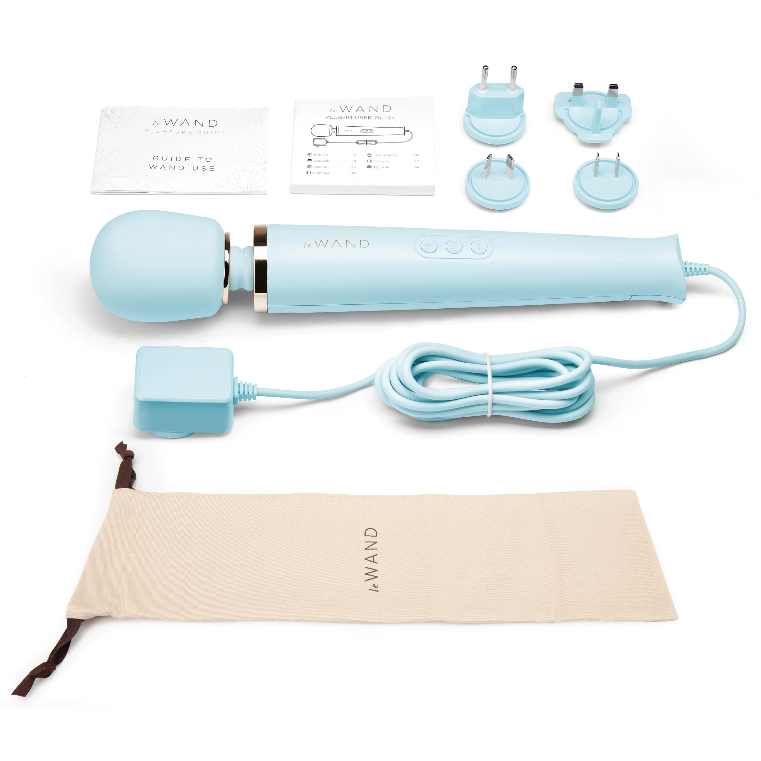 Ein hellblauer Stabvibrator, Zubehör und eine Tasche sind auf weißem Hintergrund angeordnet.