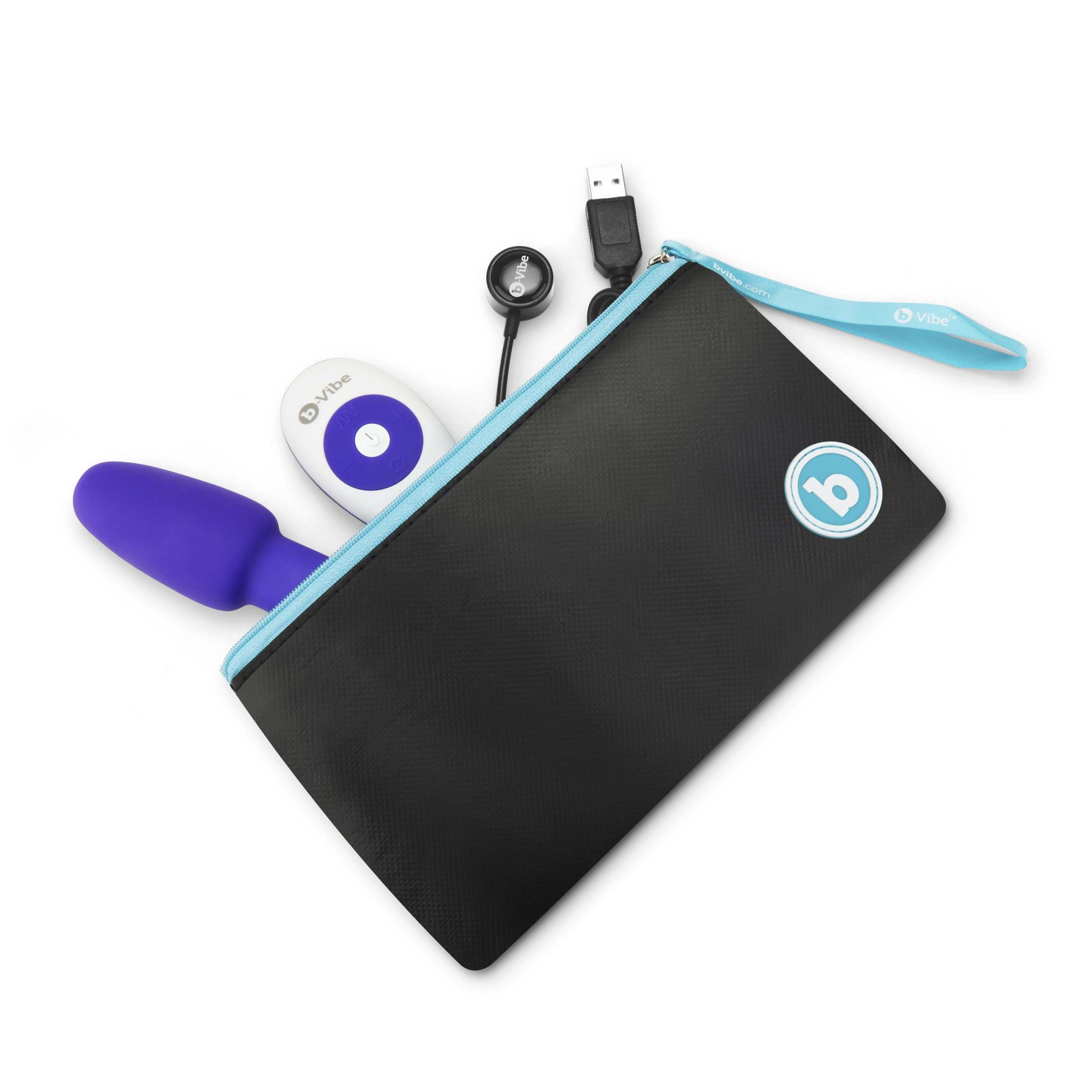 Eine schwarze Reißverschlusstasche mit einem lila Vibrator, Controller, USB-Kabel und einem Aufkleber, auf weißem Hintergrund.