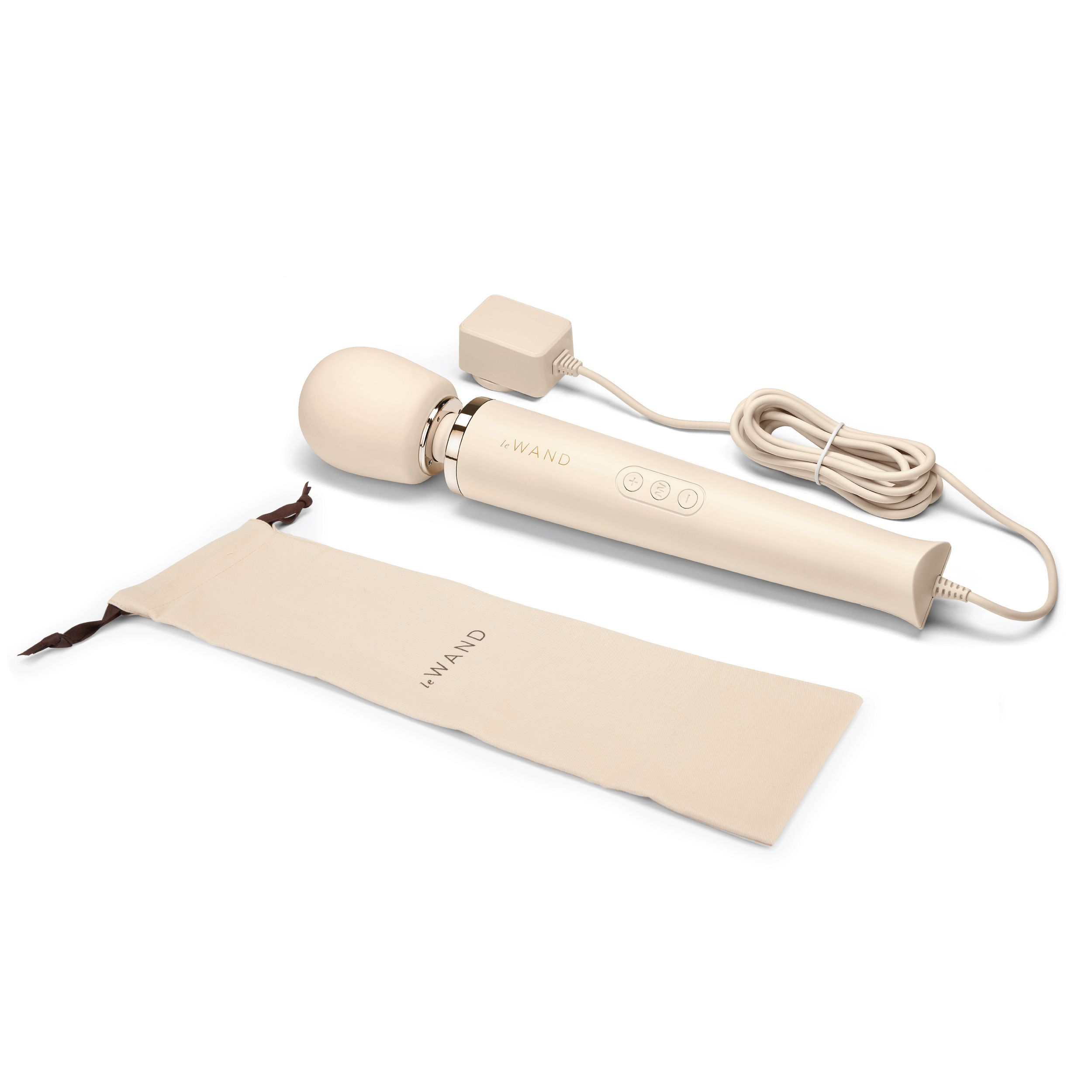 Ein cremefarbener Vibrator und Ladekabel, mit einem Beutel, alles auf weißem Hintergrund.