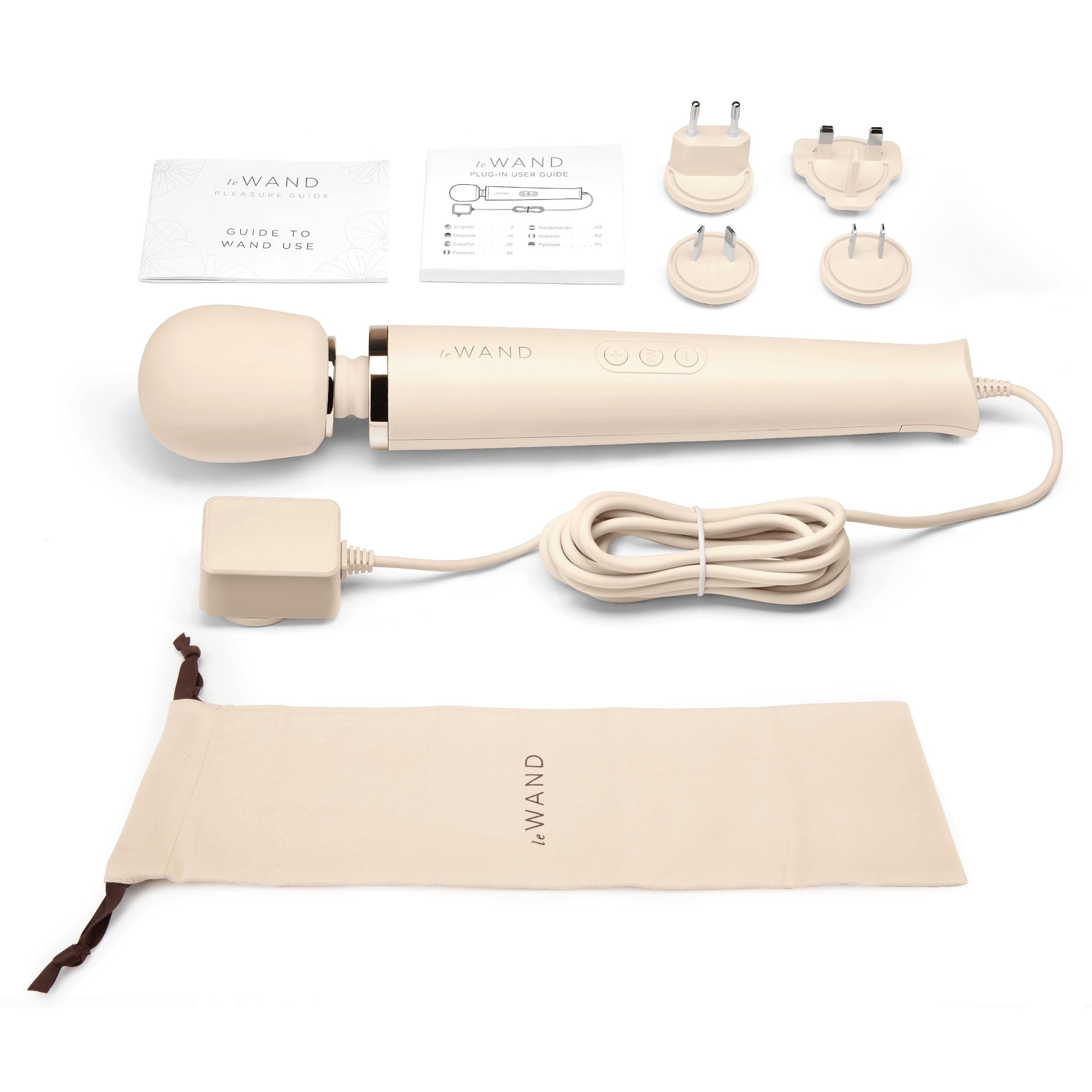 Ein weißer Vibrator, ein Büchlein und mehrere Ladeadapter auf weißem Grund.
