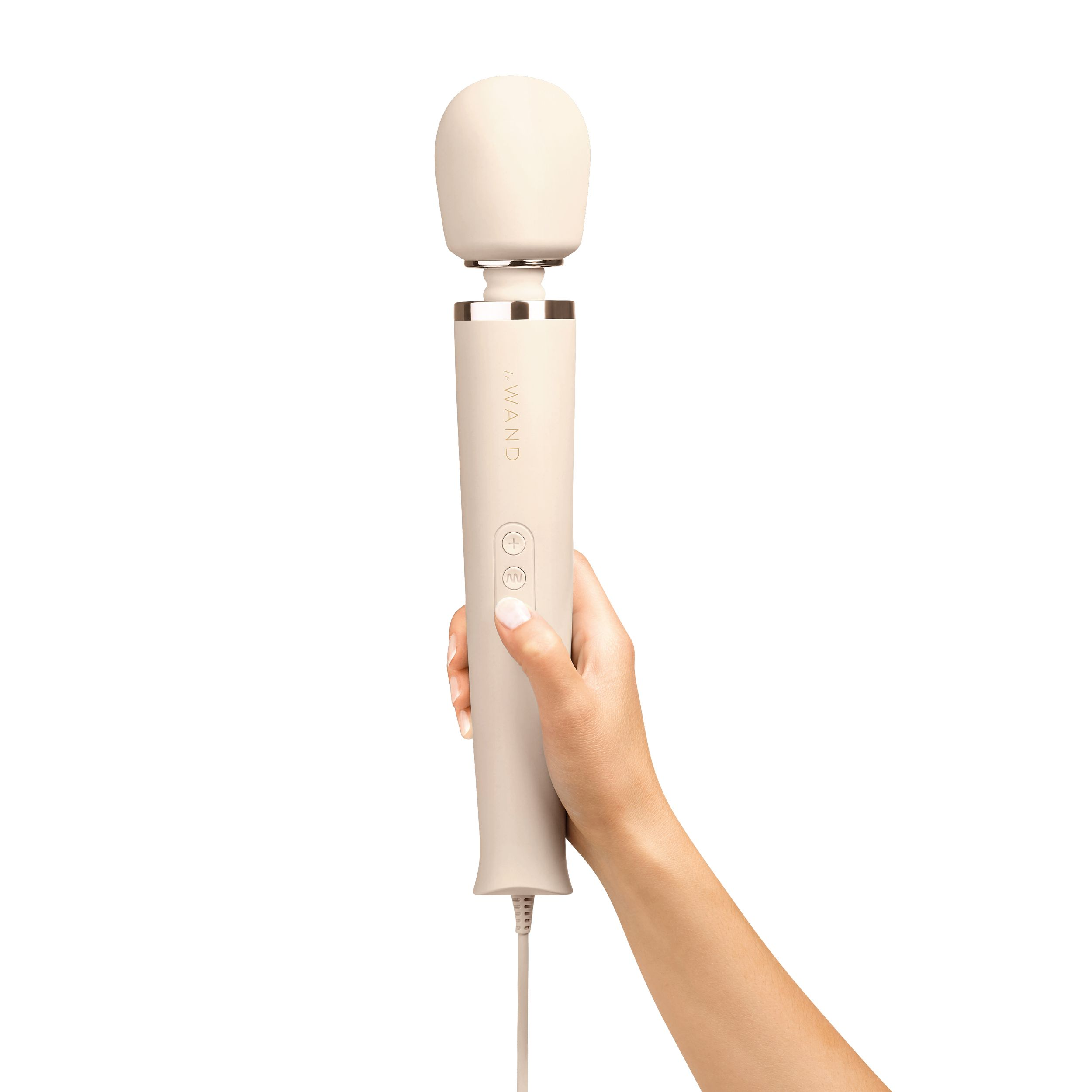 Eine Hand, die einen cremefarbenen Vibrator mit rundem Kopf und Knöpfen auf weißem Hintergrund hält.