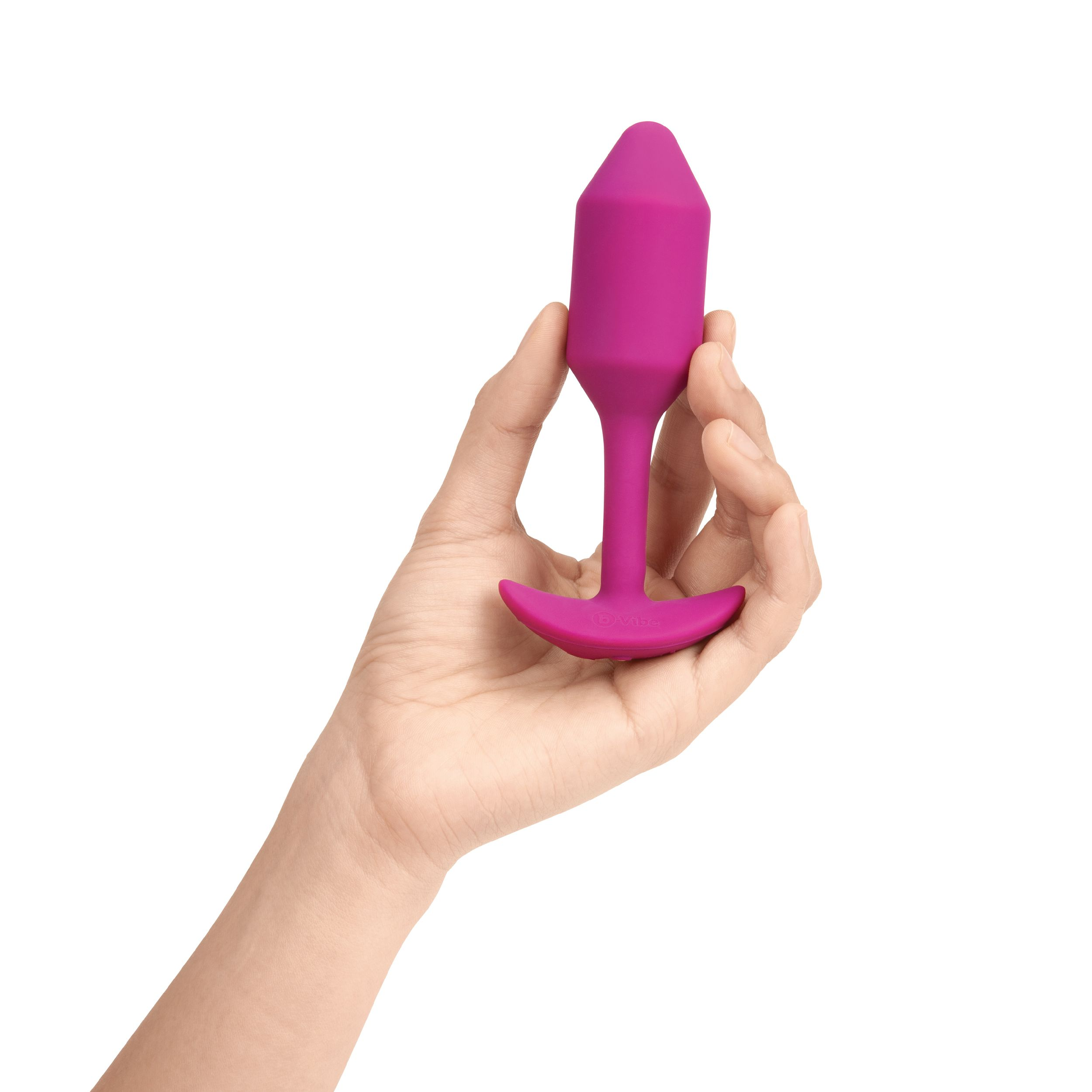 Eine Hand, die einen violetten Analplug mit Griff hält, auf weißem Hintergrund.