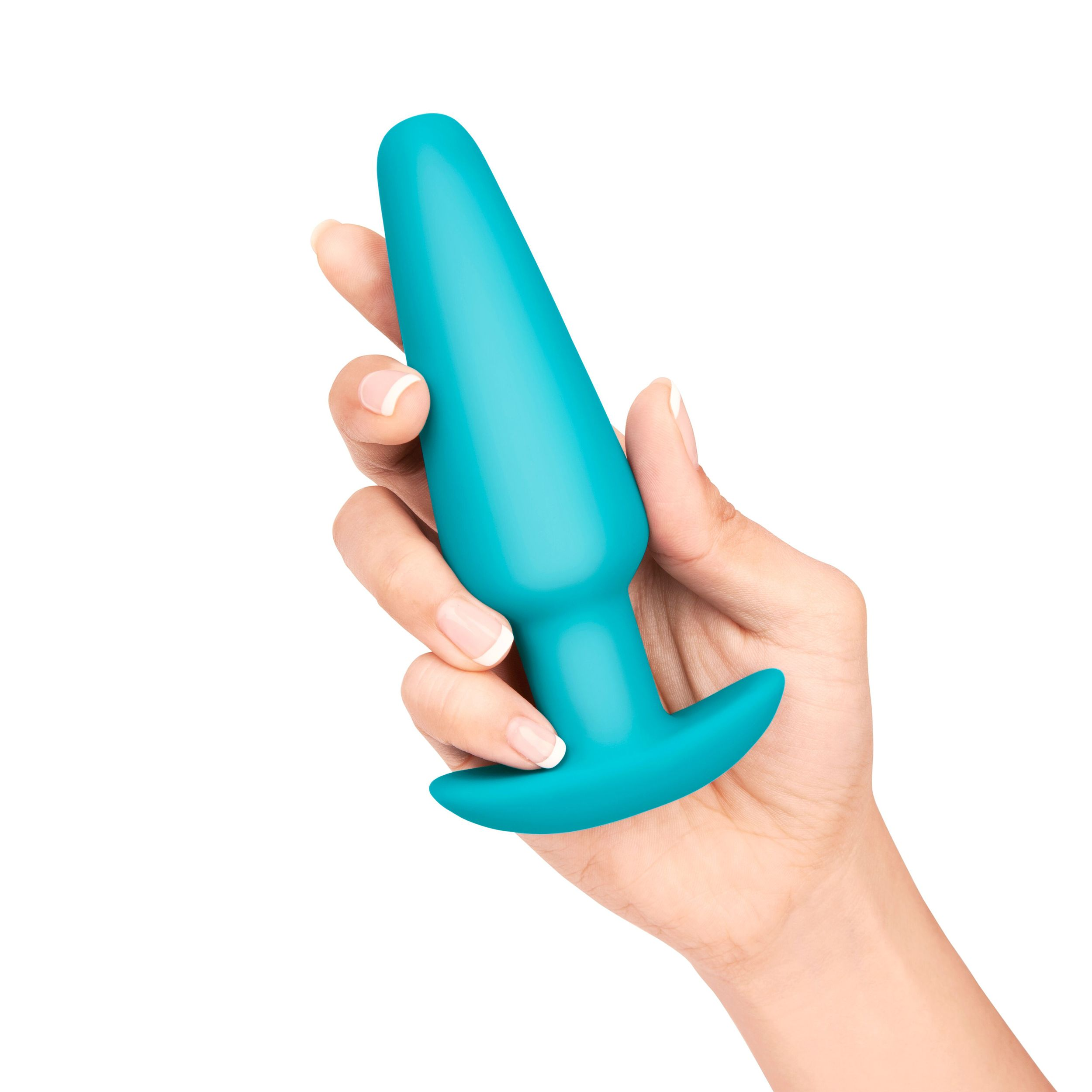 Eine Hand hält einen türkisfarbenen Anus-Plug vor weißem Hintergrund.