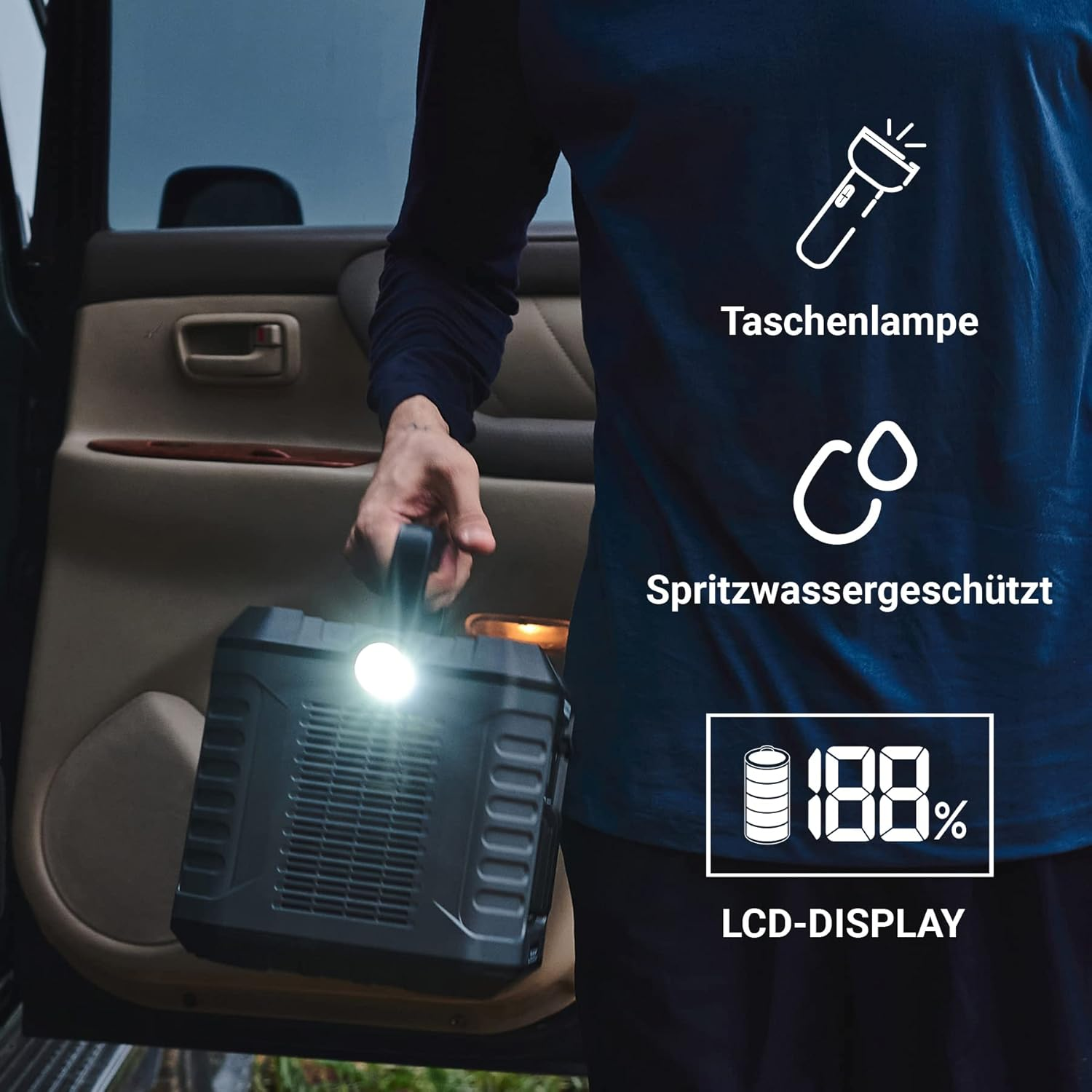 Eine Person hält eine Powerstation mit hellem Licht. Text: Taschenlampe, Spritzwassergeschützt, LCD-DISPLAY, 188%.