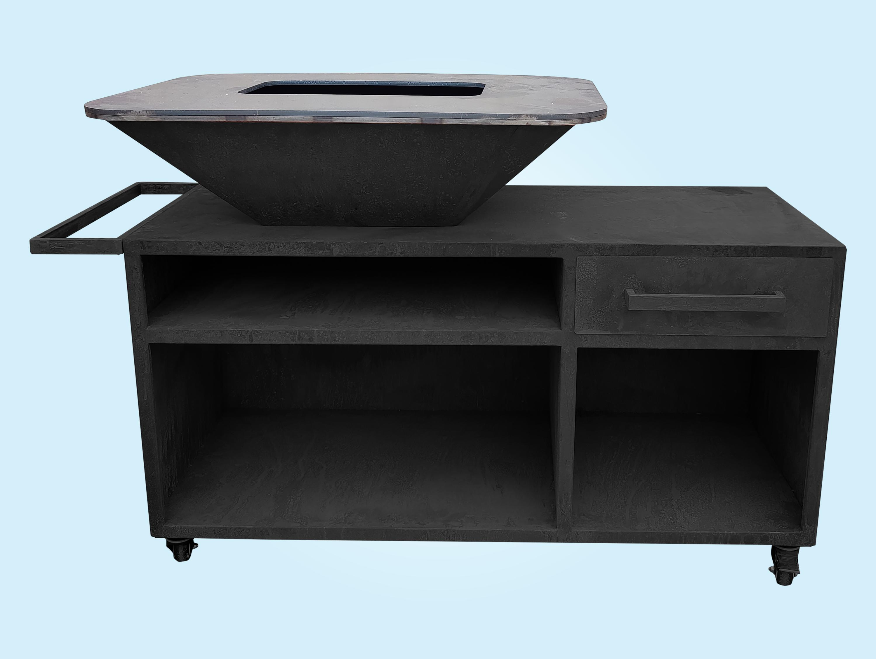 Ein schwarzer Metallgrill mit Seitenablage und Schublade. Der Grill hat eine quadratische Oberseite und Räder.
