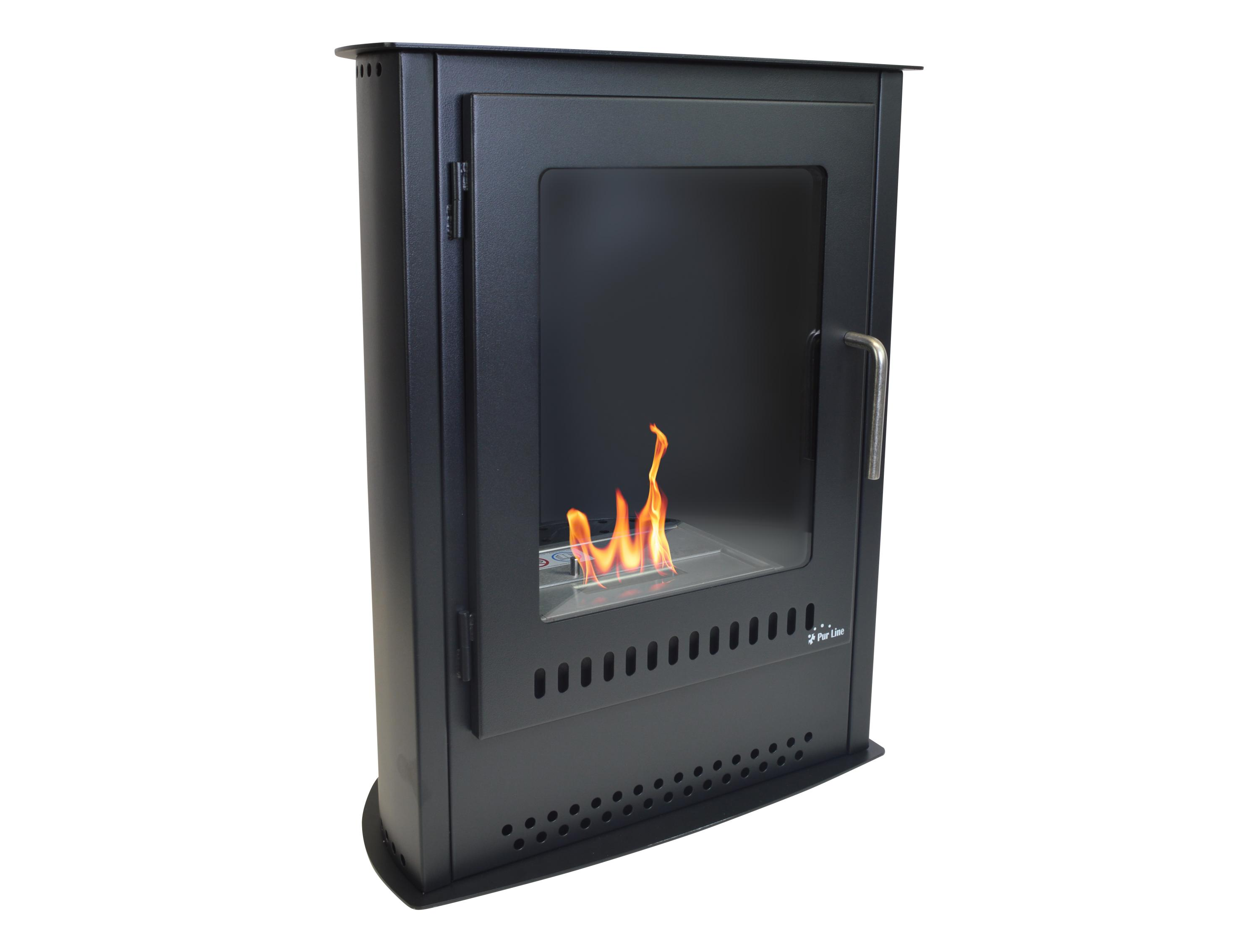 Caminetto nero con porta in vetro e fiamma. Ha fori di ventilazione e una maniglia.